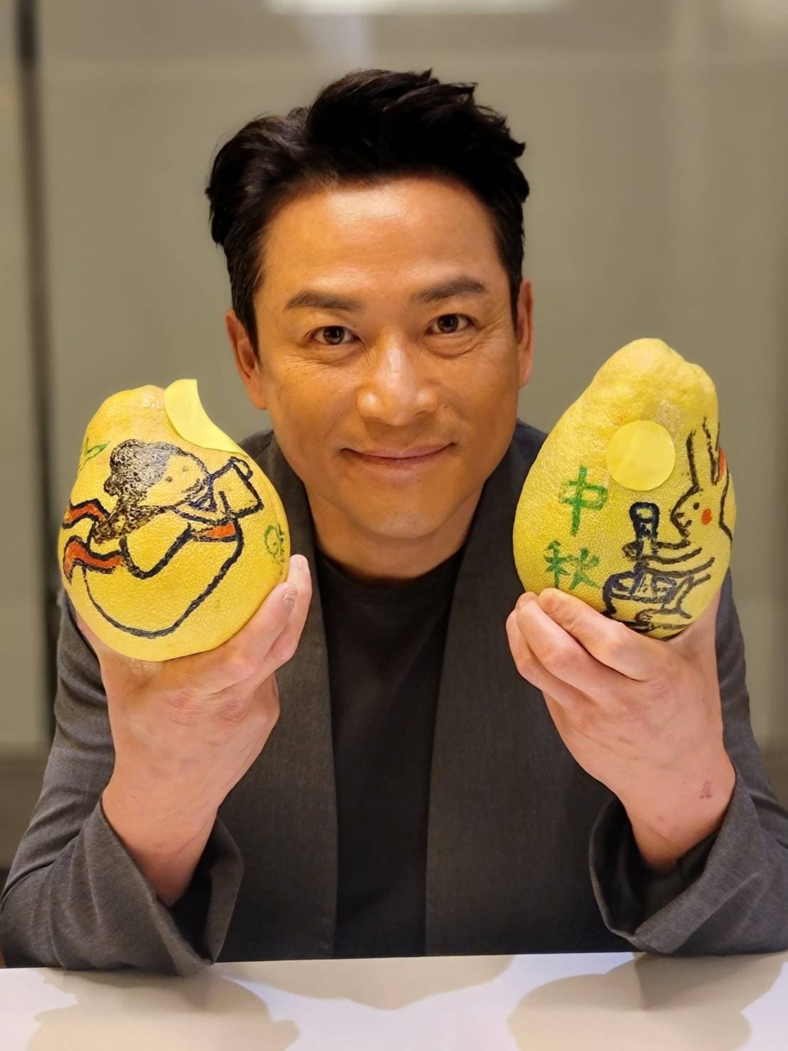 江宏恩特別懷念小時候每當中秋節「小圍爐」的感覺，全家人團聚吃飯後賞月。（三立提供）