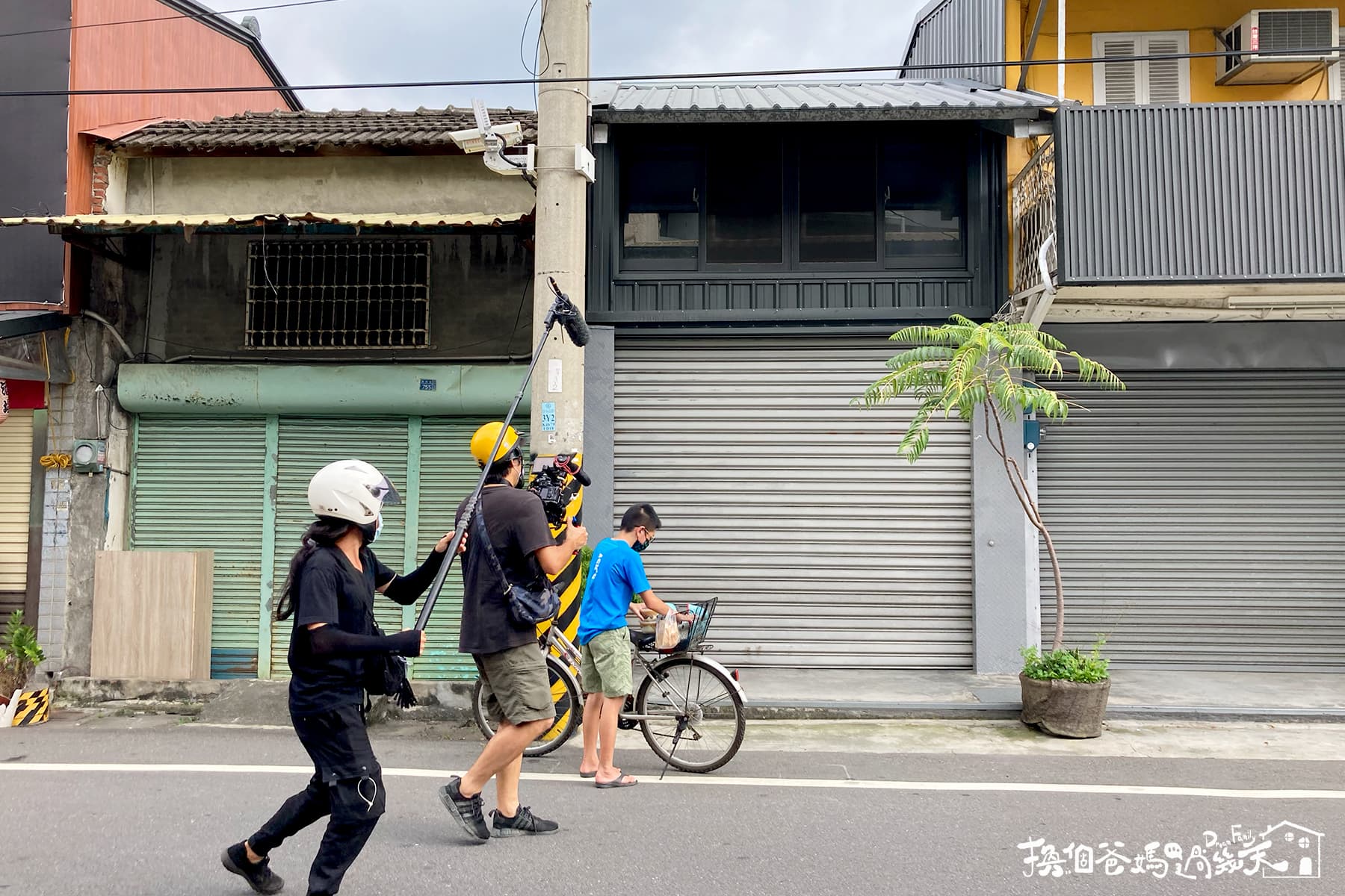 國中生宏澧(右)突然騎腳踏車出門,完成接待家庭父母交待的採買任務。(公視提供)