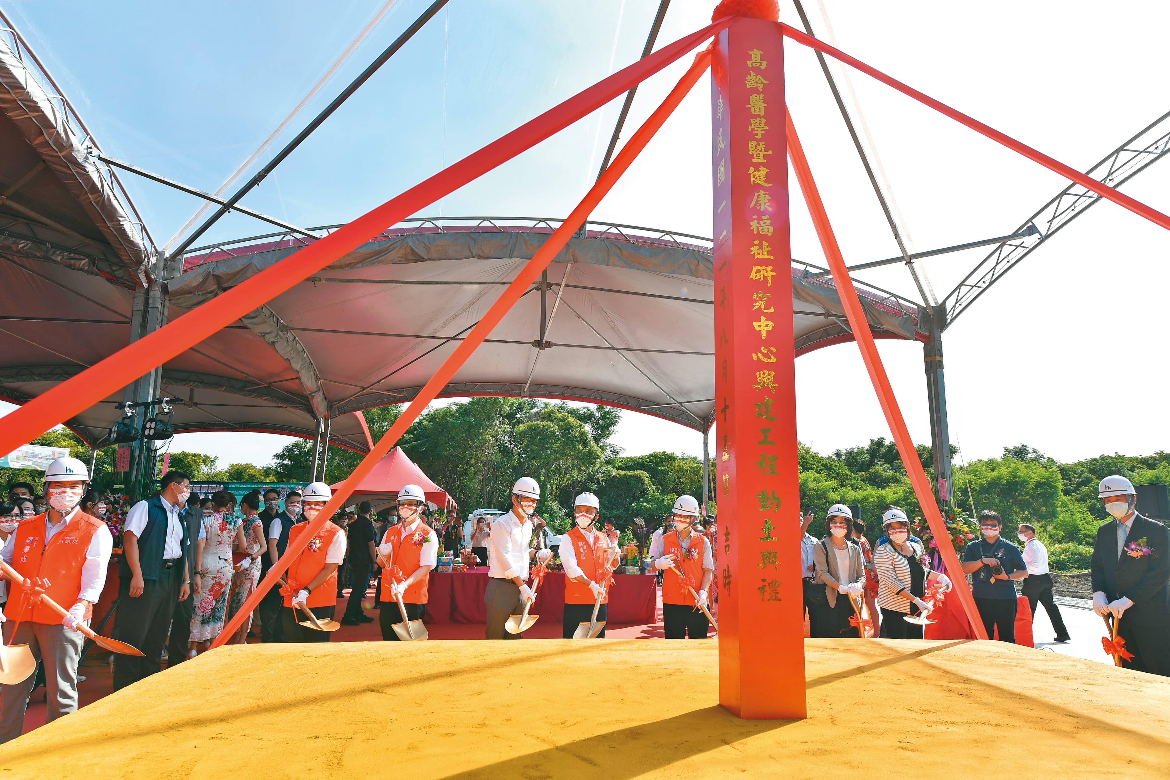 行政院長蘇貞昌與劉建國共同出席「高齡醫學研究中心」開工動土典禮。(行政院提供)