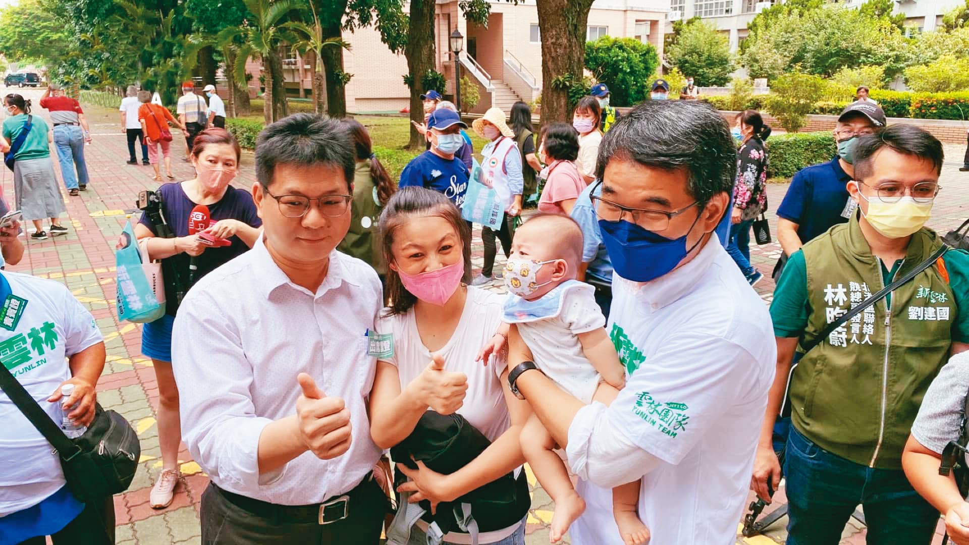 雲林幸福指數敬陪末座,挑戰縣長大位的劉建國(抱嬰兒者)宣示要扭轉頹勢。(翻攝劉建國臉書)