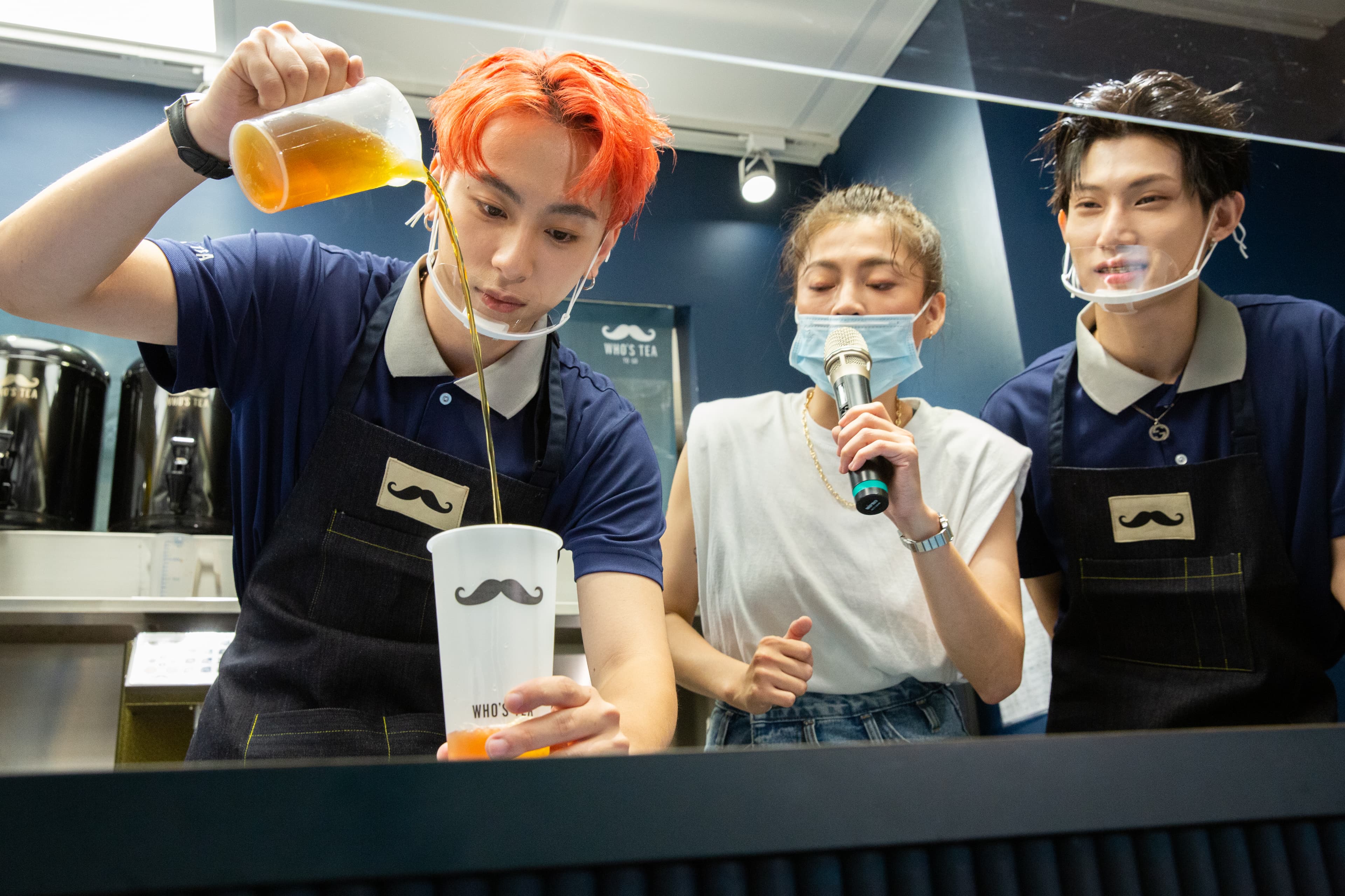 曹家齊與唐立杰現場製作飲料，在咖啡店打工過的曹家齊手法相當純熟。