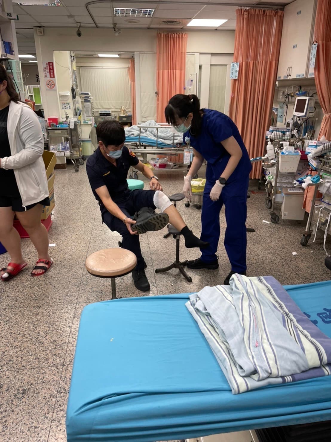 員警為攔停馬男腳部受傷。(鳳山分局提供)