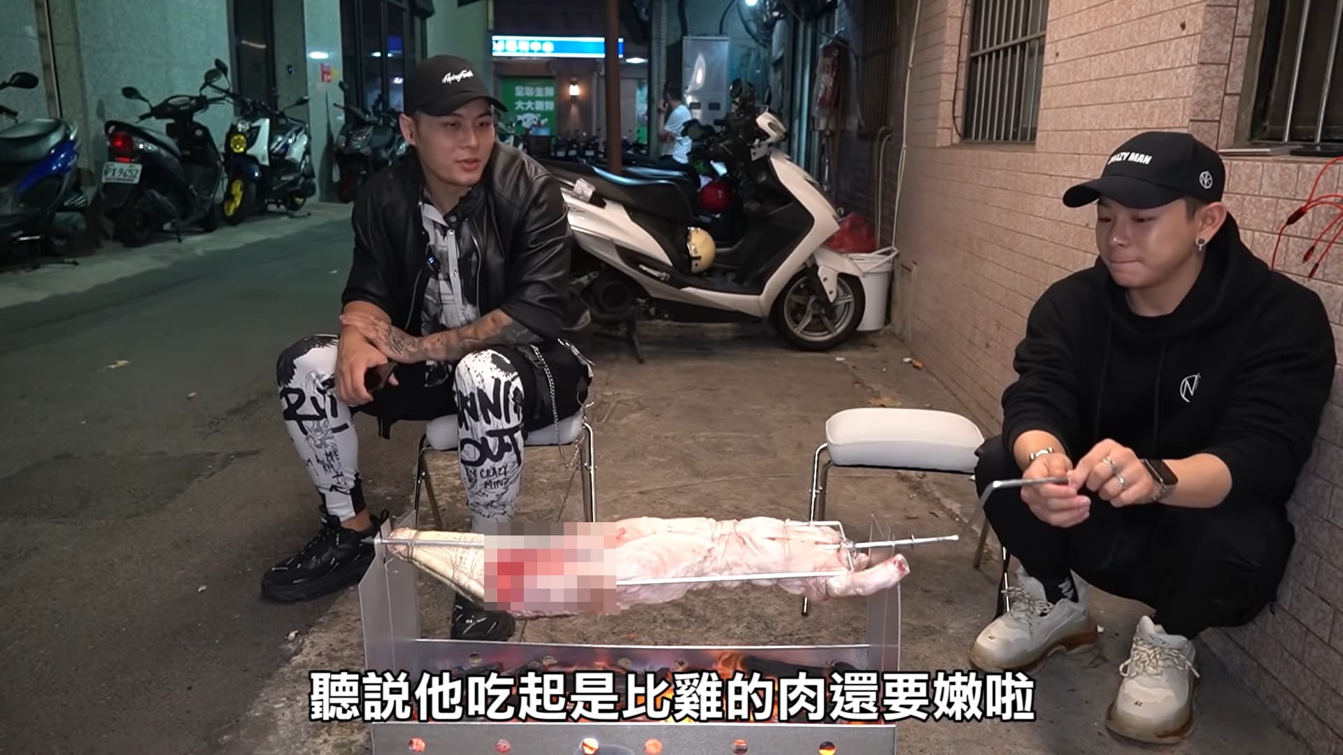 YouTuber瘋男就曾買下整隻鱷魚回來烤,評比口感「比雞肉Q彈」。(翻攝「Crazy Man瘋男」YouTube)
