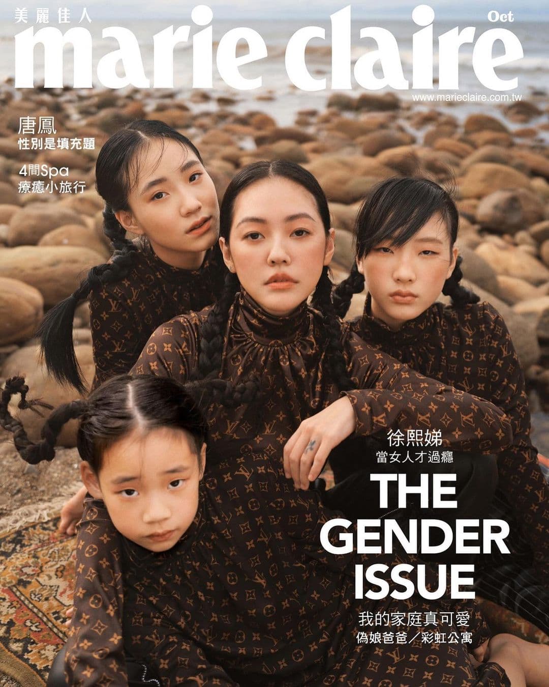 小S(右2)與大女兒許曦文(右)、二女兒許紹恩(左2)、三女兒許曦恩(左)一起登上時尚雜誌《美麗佳人》封面。(翻攝自許曦文IG)