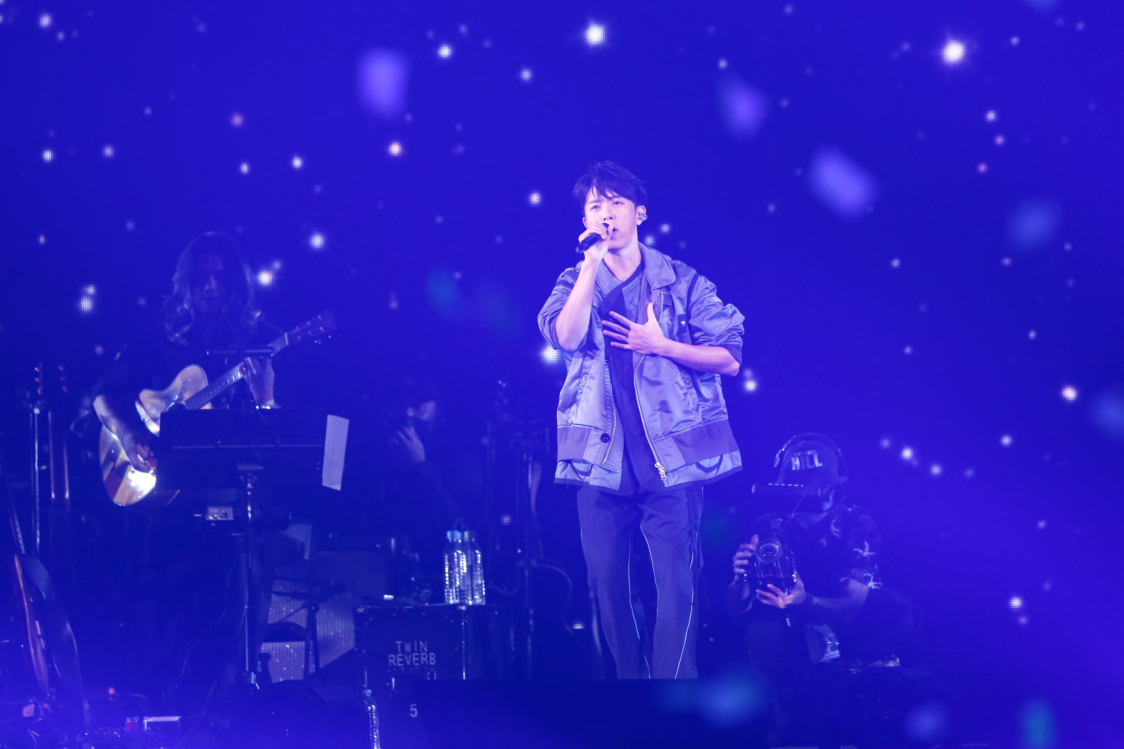 演唱會 空中灑落紙花,都是韋禮安親筆寫下搞笑「韋式哲學」紙條。