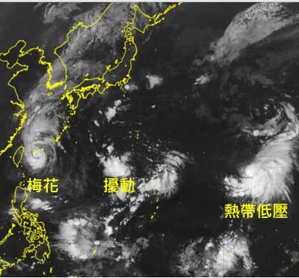 12日4:30紅外線雲圖顯示，熱帶性低壓在日本東南方遠海，今將發展成第13號颱風「莫柏」，向東北轉北進行，與梅花之間有另一熱帶擾動，亦有發展成颱風的趨勢。（翻攝自「三立準氣象•老大洩天機」專欄）