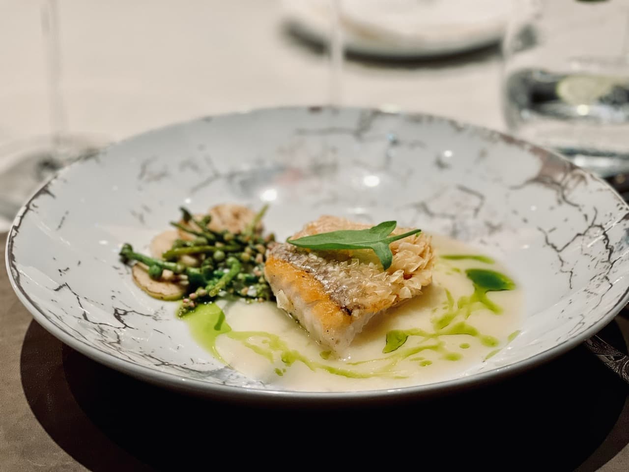 「野生磯釣鮮魚」,以高溫油淋「立鱗燒」的方式處理馬頭魚。