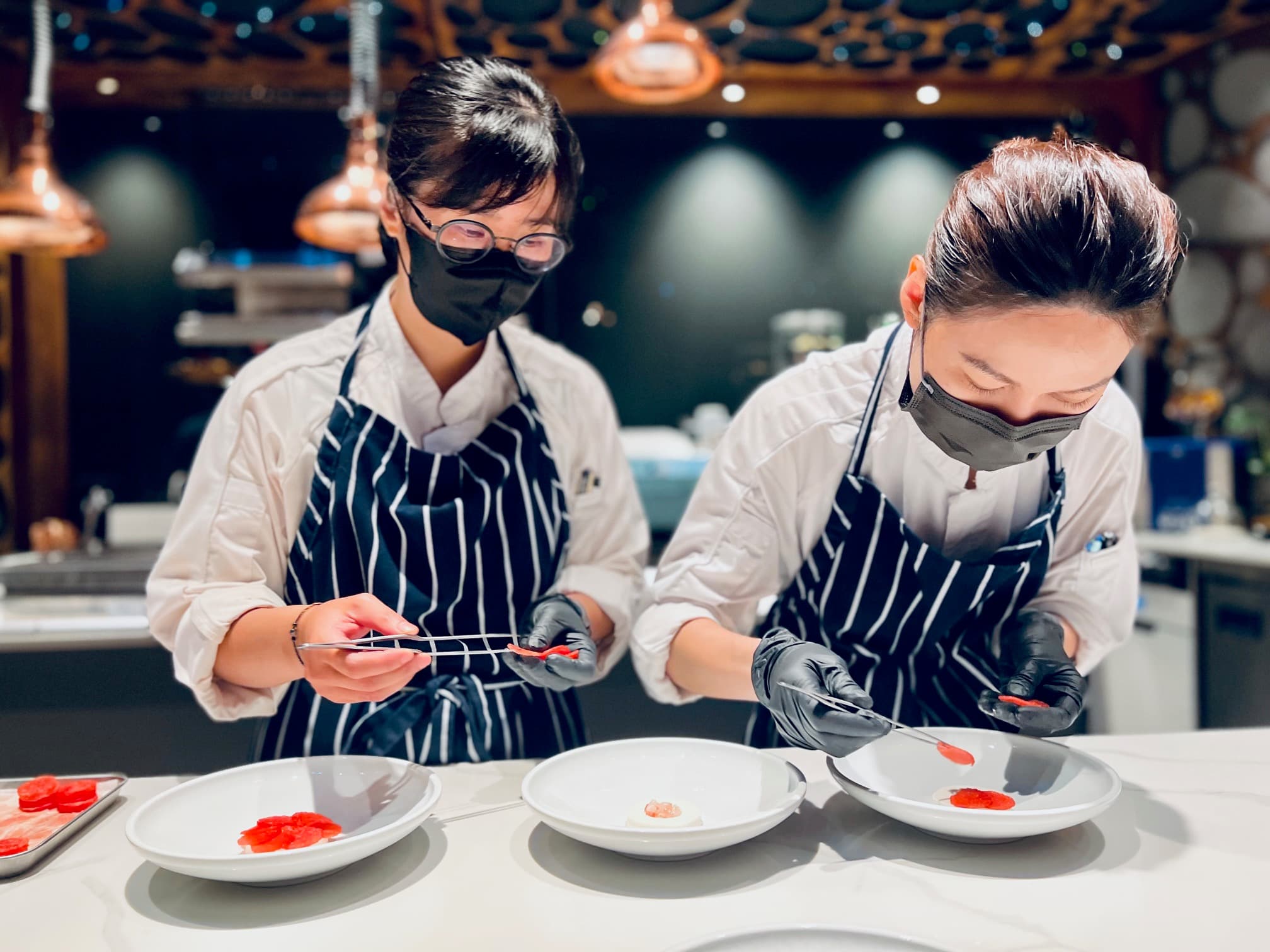 甜點出自香港甜點主廚(右)的巧手。一樣以桌邊現做方式呈現。