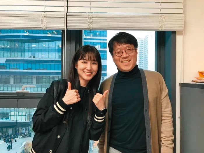 大學教授金炳建(右)擔任自閉症專業知識的諮詢顧問,為朴恩斌(左)飾演的禹英禑提出許多意見。(翻攝自《世界日報》)