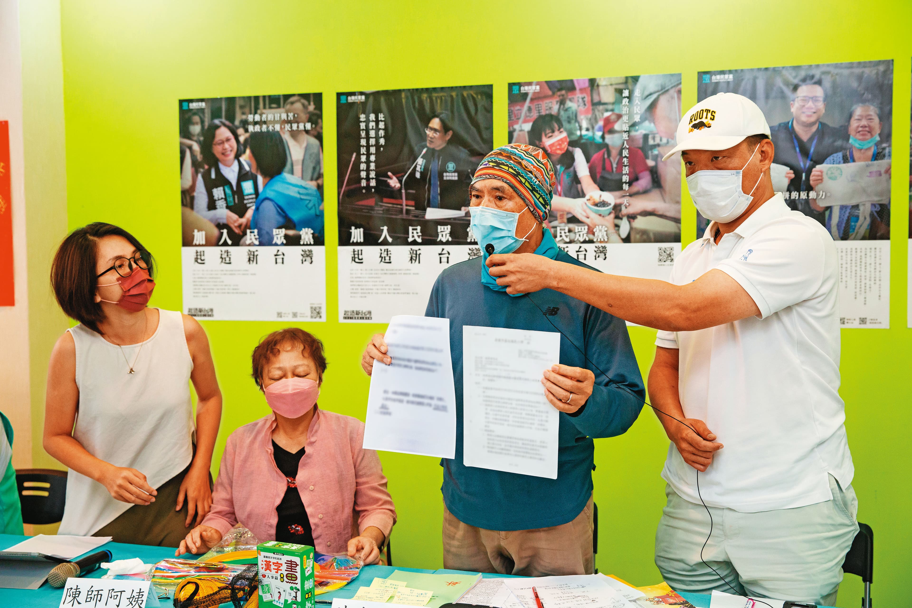 今年5月,陳老師的家屬召開記者會,控趙姓前校長再度報名校長遴選,當時關於死者死因的調查報告被流傳,卻將校長「濫用職權」等字眼消失。家屬呼籲市府,別讓校長回任。圖左起為代課暨代理教師工會發起人黃湘仙、死者阿姨、姨丈、哥哥。