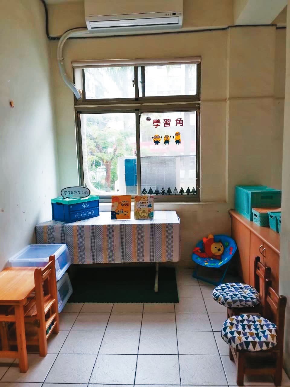 陳老師精心布置「學習角」,左側箱子內放著教案、繪本,開學日也置放相關主題繪本。圖為她去年上傳家族群組的照片。(家屬提供)