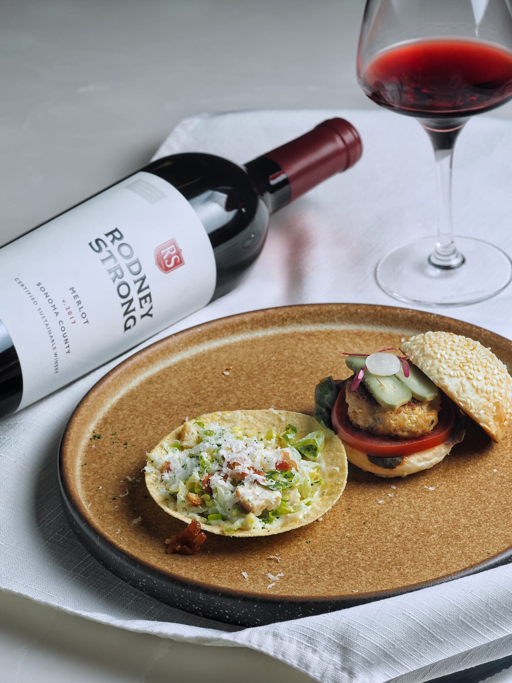 「迷你小漢堡 凱薩綜合生菜TACO」做成小點,直率外多點精緻感,「索諾瑪系列梅洛紅酒」同樣很有直接的美式風格。