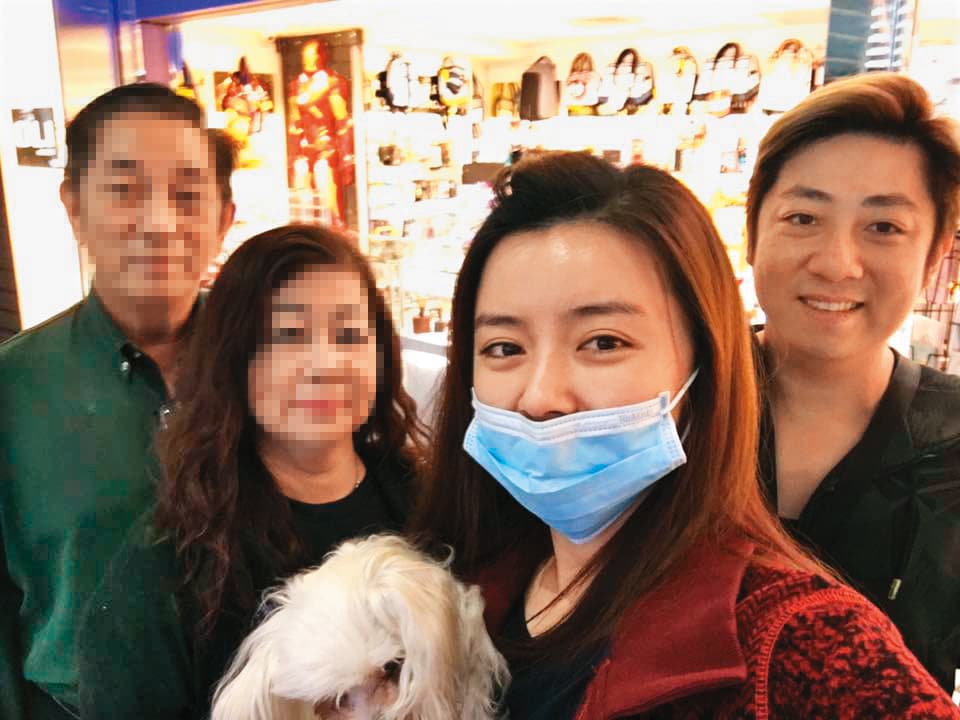 王瞳(右二)曾陪艾成(右一)和家人出遊,如今雖與艾成天人永隔,但將在大馬和艾成爸媽相聚。(翻攝自蔡艾成臉書)