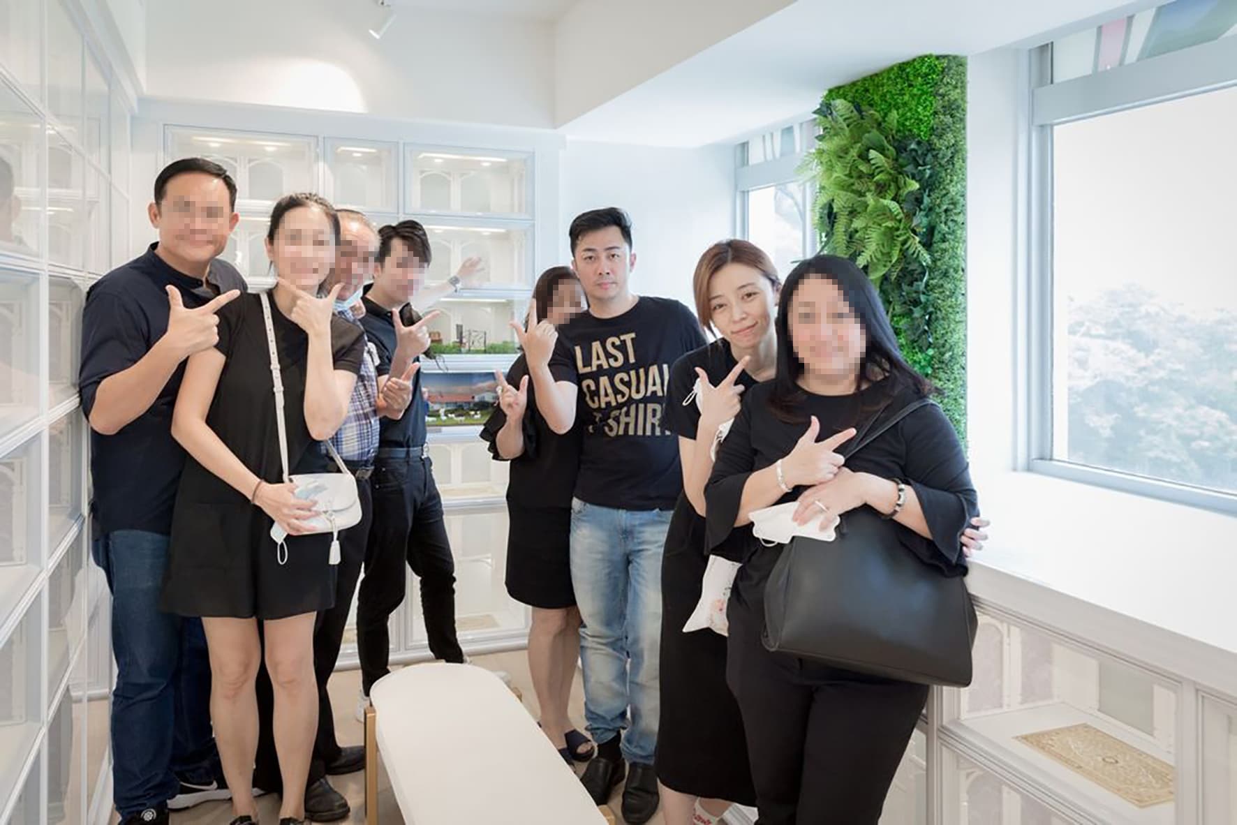 王瞳(右二)和艾成的家人到新北市三峽天品山莊,為他挑選長眠處。左二為艾成胞弟。(天品集團提供)