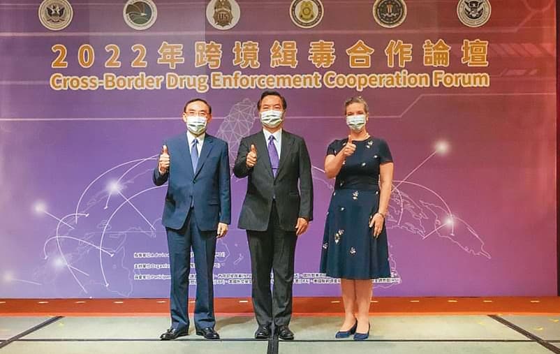 行政院政務委員羅秉成(中)、法務部長蔡清祥(左)及美國在台協會處長孫曉雅(右)日前出席跨境緝毒論壇,展現台美合作反毒決心。(高檢署提供)