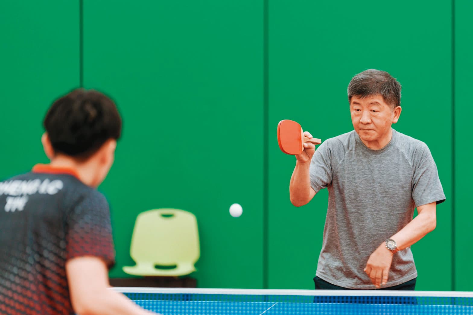 陳時中（右）日前與東京奧運混雙銅牌選手鄭怡靜（左）對打桌球。（翻攝陳時中臉書）
