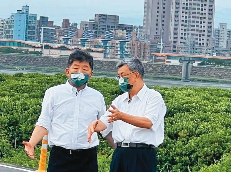 陳時中（左）日前和競總主委陳建仁（右）走訪社子島，深深懾服於當地美景。（陳時中競辦提供）