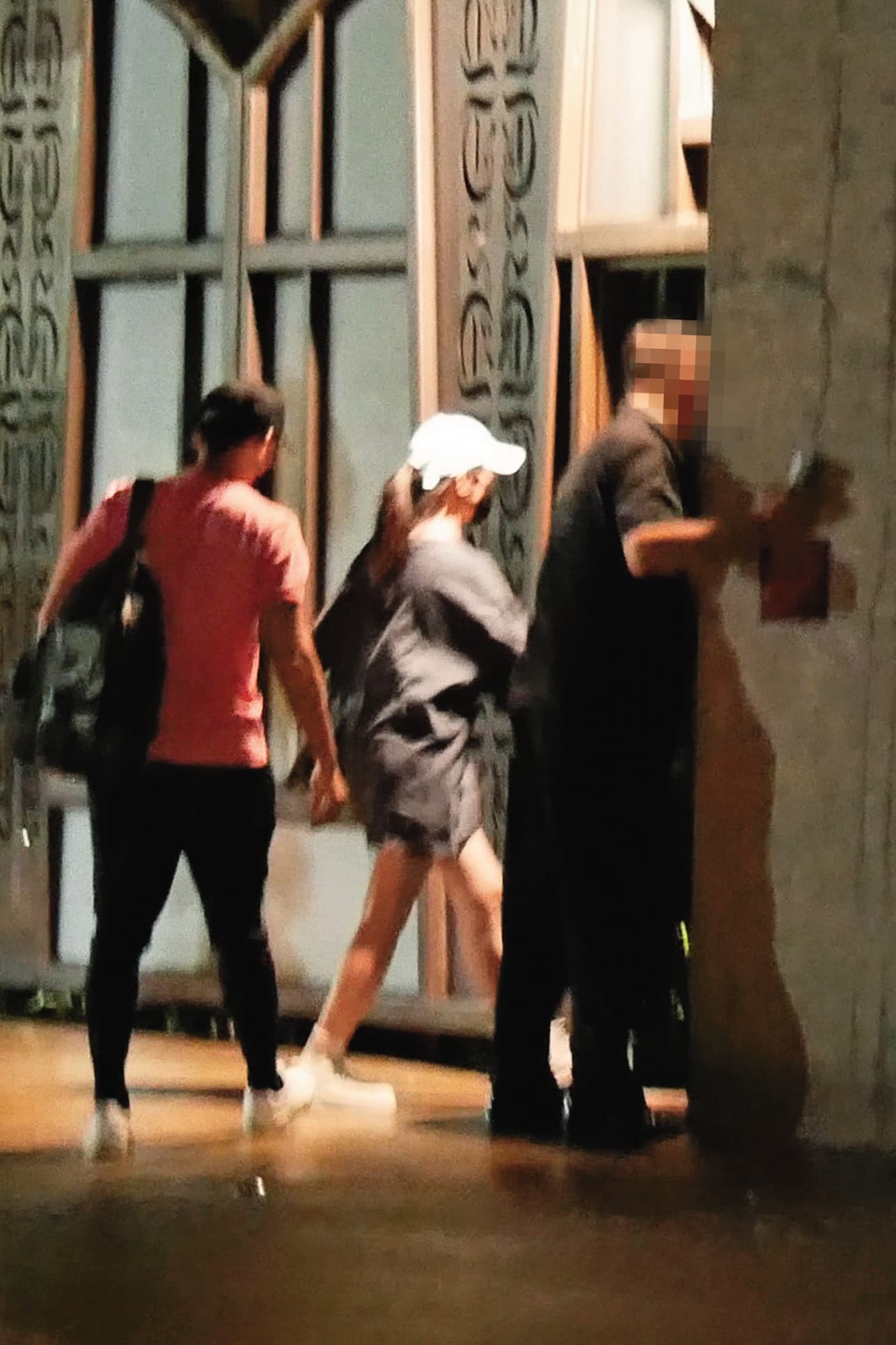 01：04 温昇豪與小他6歲的李杏快閃進了女子家中，成為之間假戲真曖昧的最重要畫面。