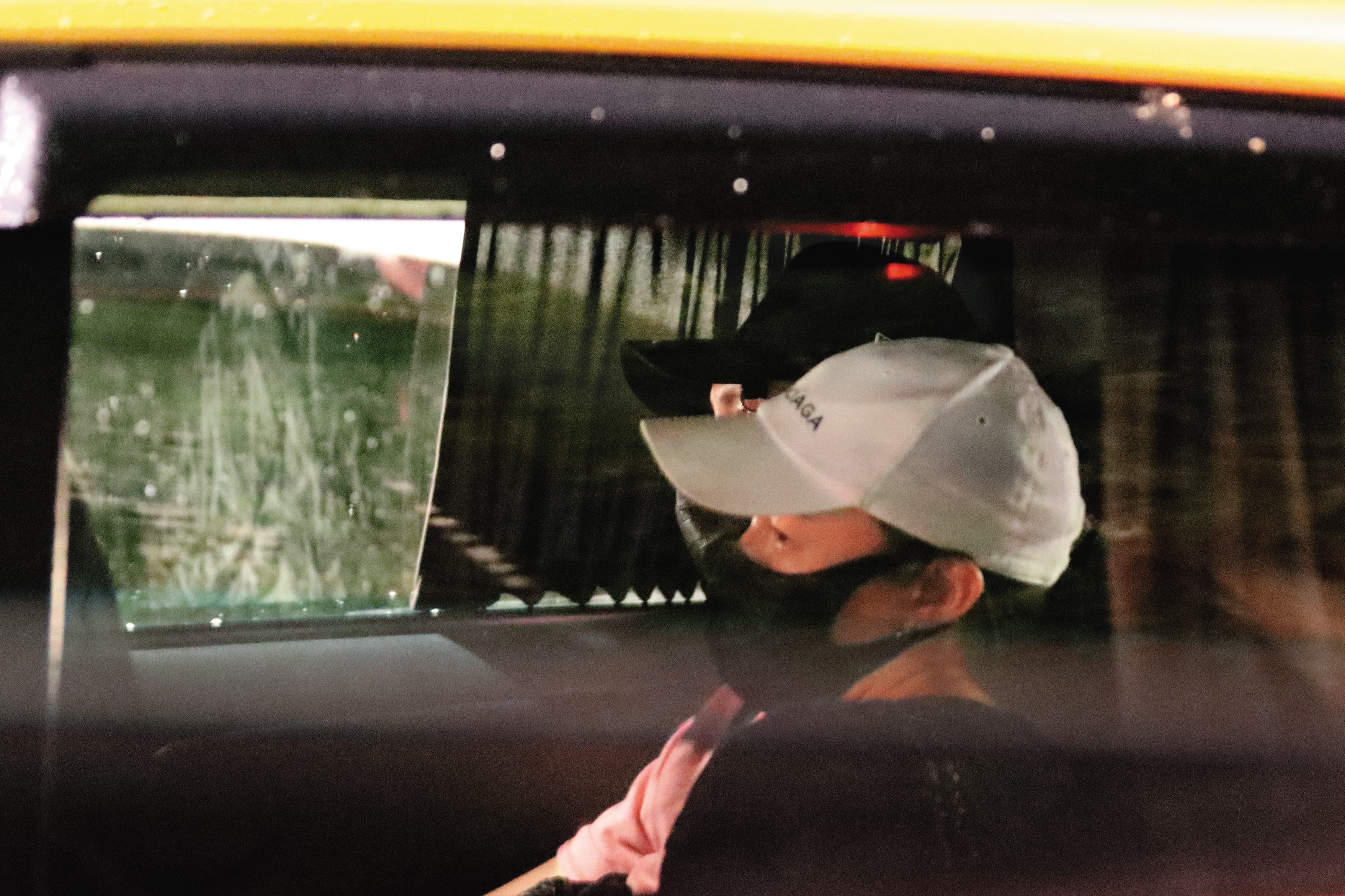 00：57 温昇豪與李杏坐在車上看來有些疲勞，頗有幹完大事後的累態。