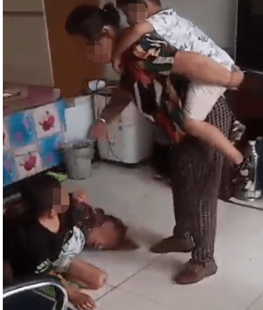 媽媽趕來先不救阿嬤,而是拿藤條打男童。(翻自推特)
