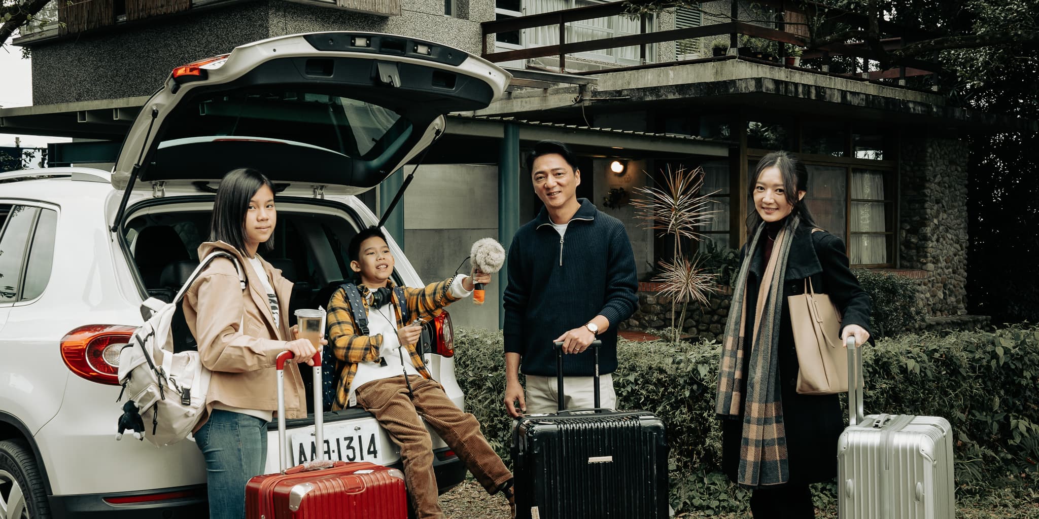 李杏(右起)、藍葦華在《尾號1314》中,飾演努力維持遠距離婚姻的夫妻。(雄影提供)