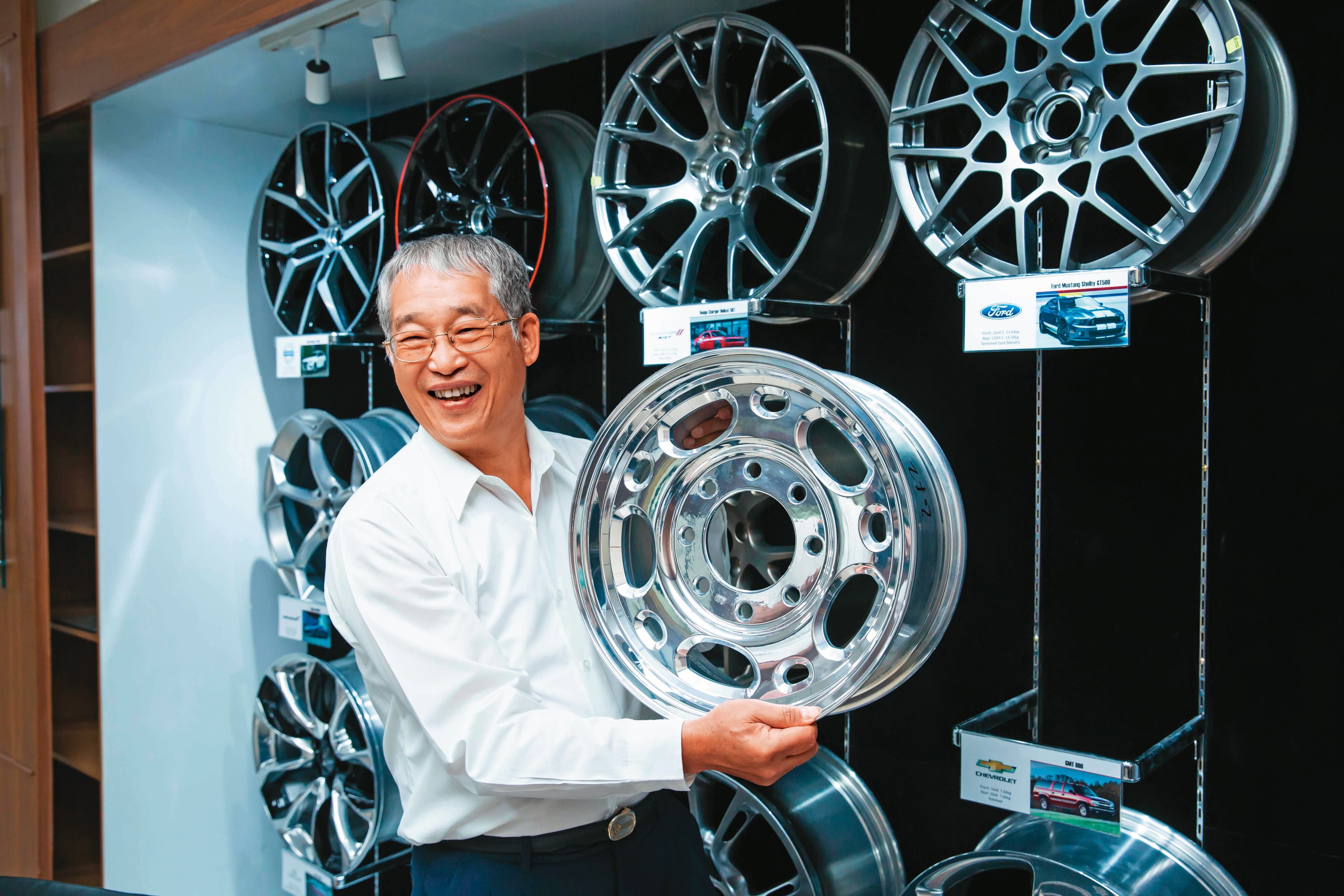 巧新在1998年切入汽車產業，3年後幫通用汽車製造出16吋、僅8公斤的輕卡輪圈。