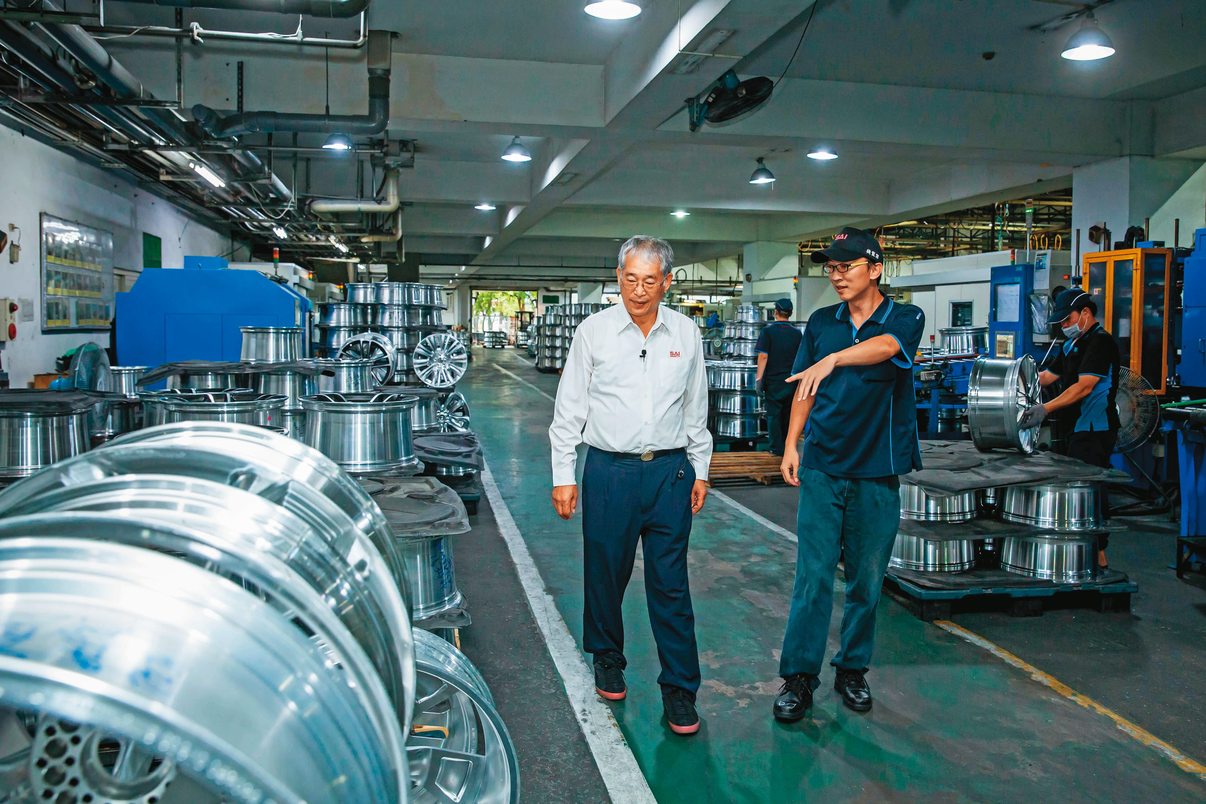 黃聰榮（左）過往雖然主要負責財務相關工作，也會關心產線運作與材料特性，能學的都積極學。