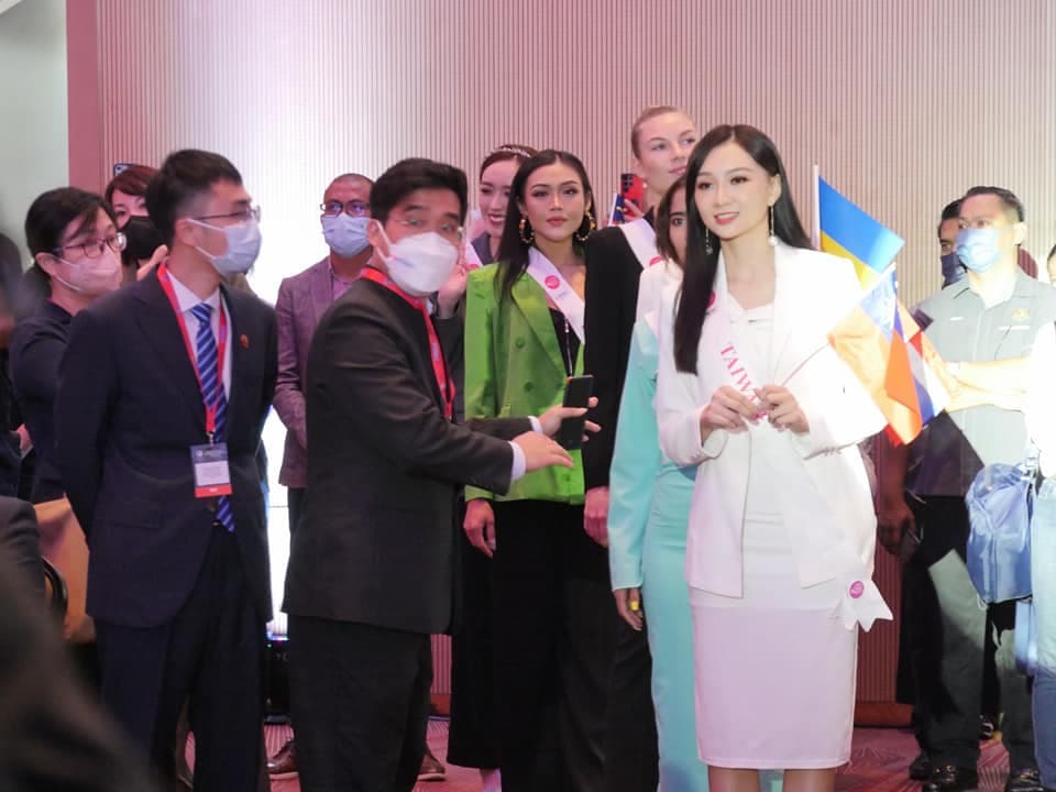 台灣佳麗高曼容出席2022世界創新與科技大會開幕式,卻因中國施壓無法上台揮舞國旗,難過流淚。(翻攝自余宛如臉書)