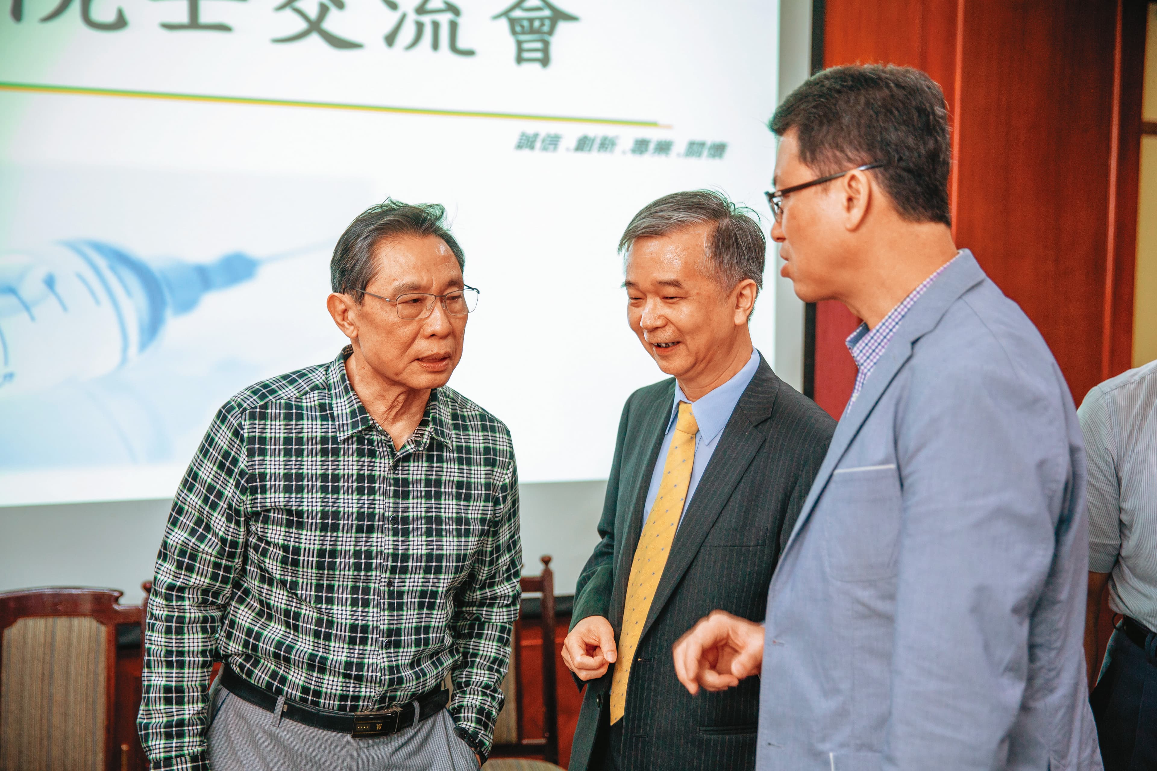 共信總經理林懋元(中)指出,中國抗煞英雄鍾南山(左)是共信肺癌新藥PTS302臨床計畫總主持人。(共信提供)
