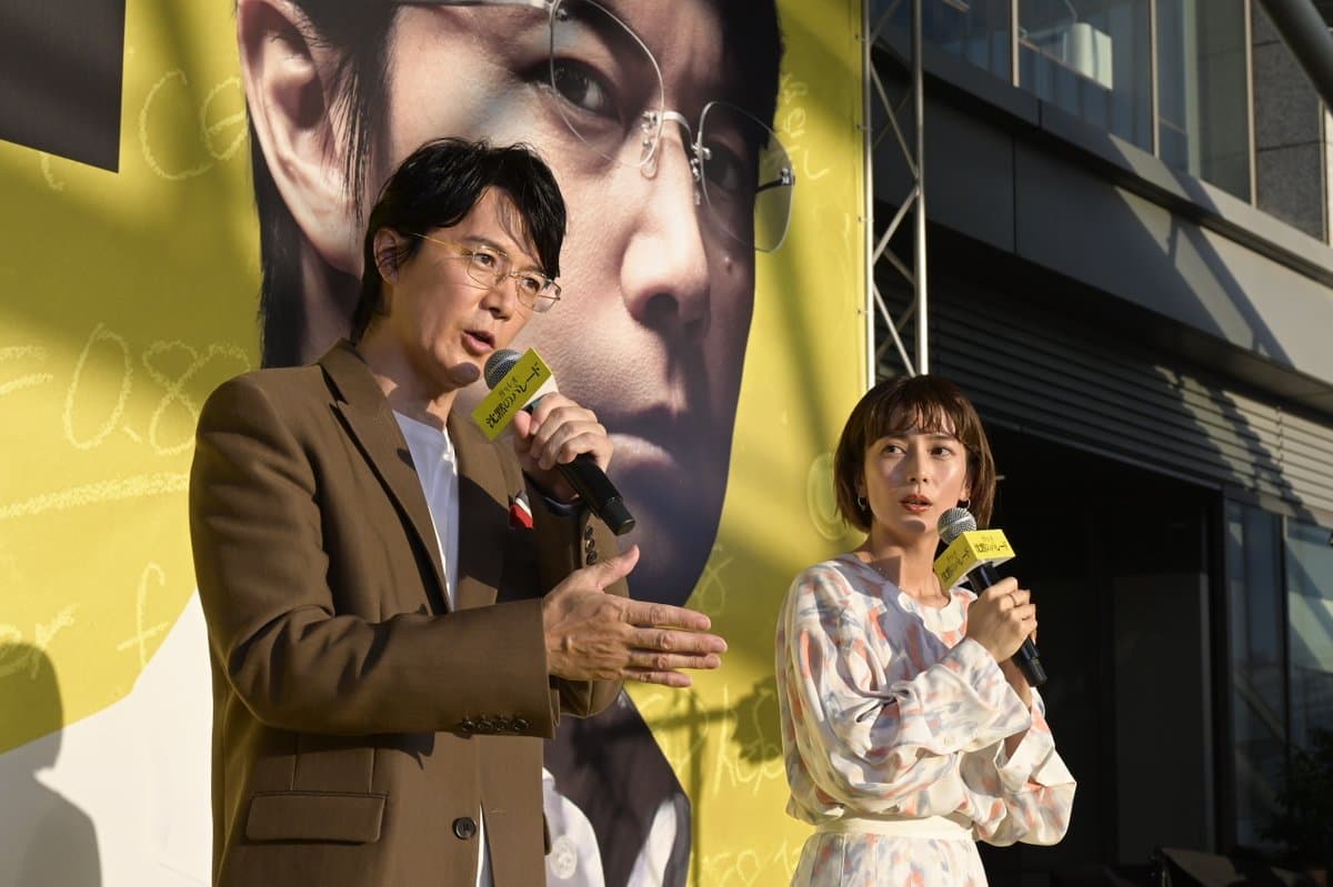 福山雅治、柴崎幸看到熱情粉絲,不時與粉絲揮手致意。(翻攝破案天才伽利略:沉默的遊行官方推特)