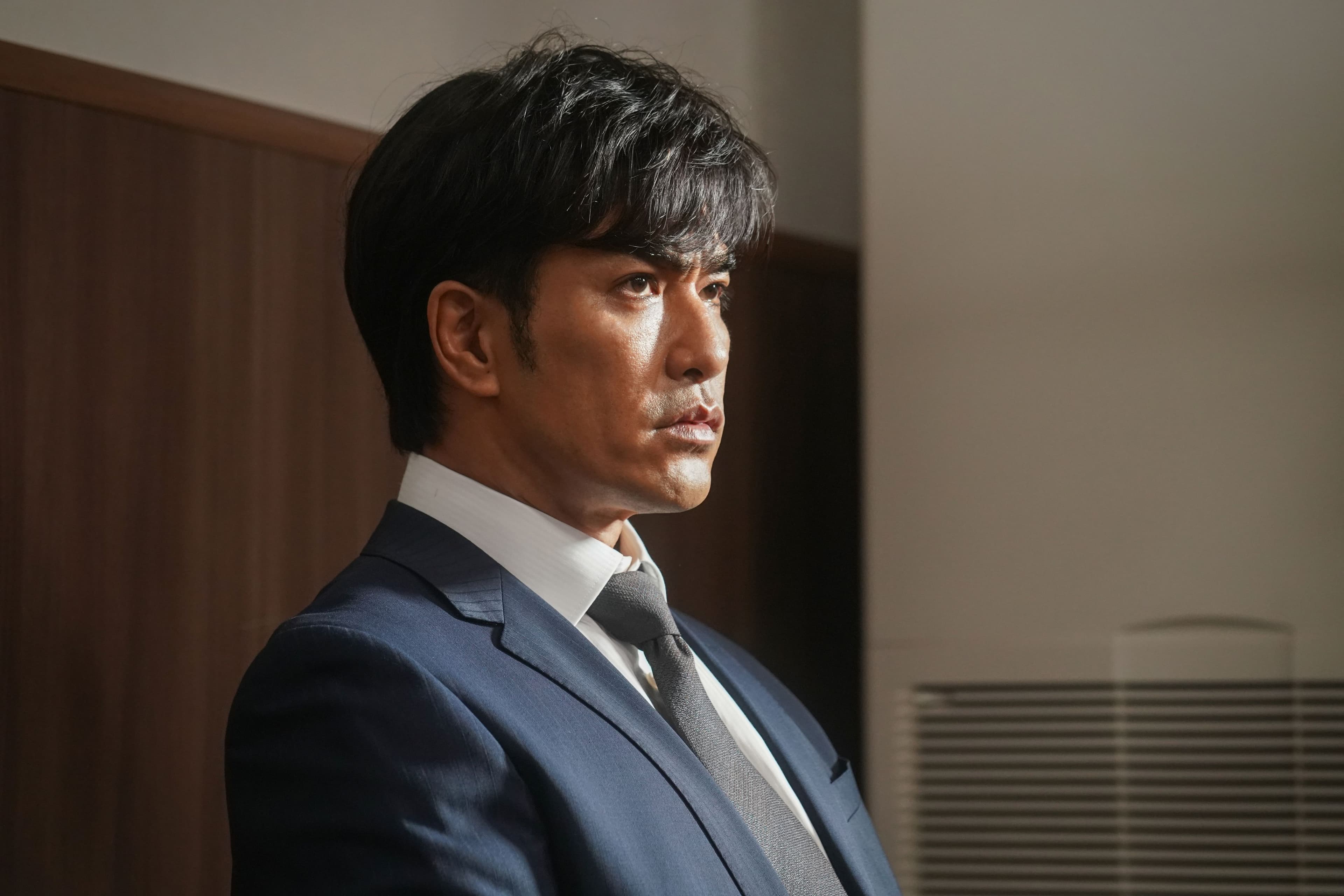 北村一輝在《破案天才伽利略:沉默的遊行》將透露更多他所飾演的刑警「草薙」不為人知的過往故事。(威視電影提供)