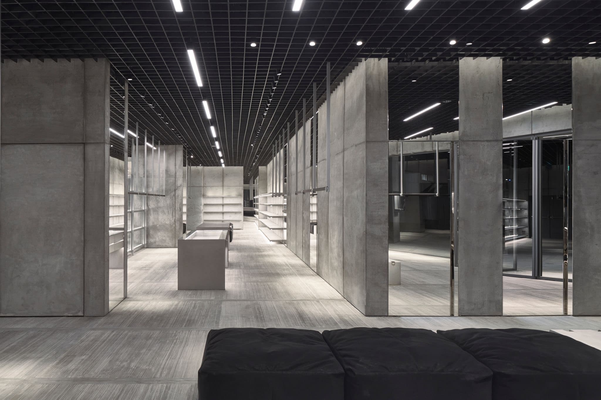 店內採用「Raw Architecture」的粗獷美學，可見到外露的管道、安全逃生口與破舊的混凝土。（BALENCIAGA提供）
