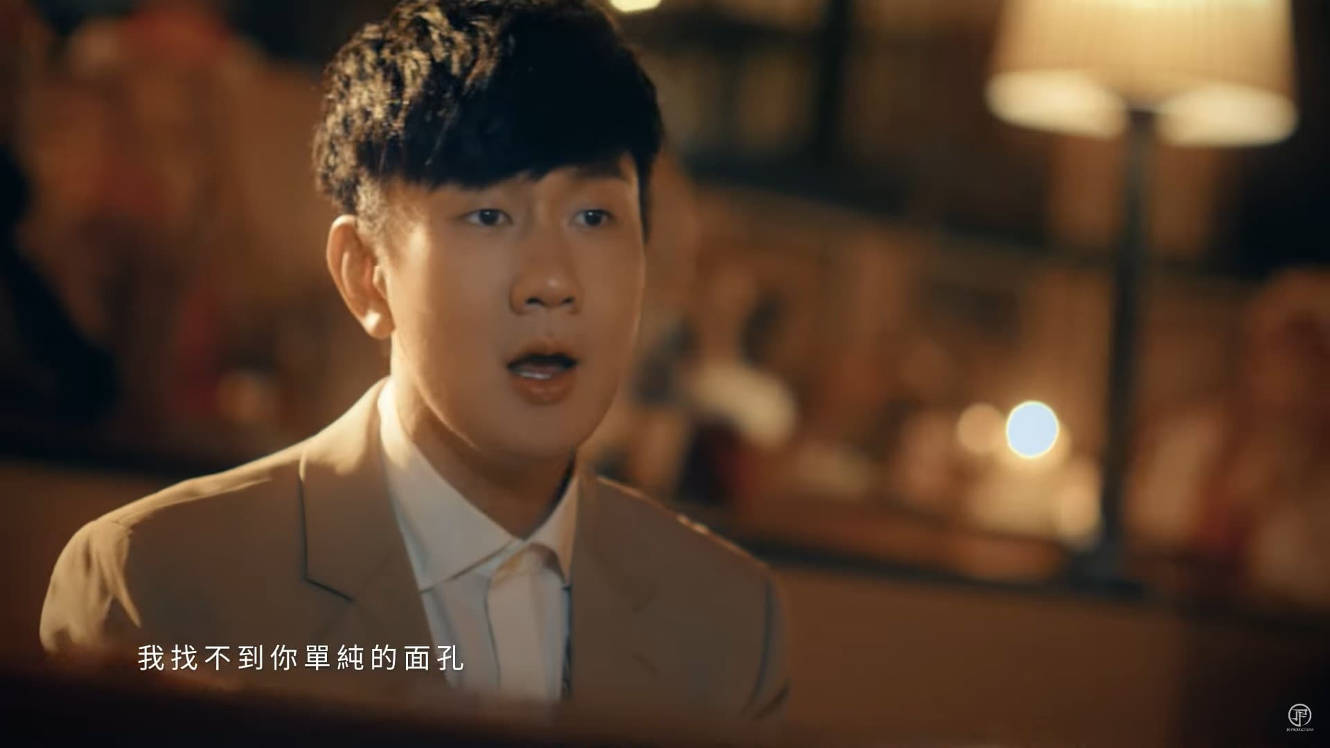 JJ林俊傑彈古典鋼琴的深情畫面，一路拍到凌晨4點才收工。（翻攝JJ Lin林俊傑ＹＴ）
