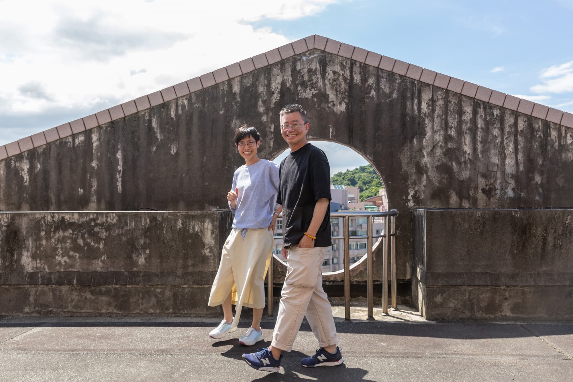 製作人傅偉智(右)與公視兒少組組長舒逸琪(左),從《換個爸媽過幾天》節目企劃到8月首播,歷時1年8個月。