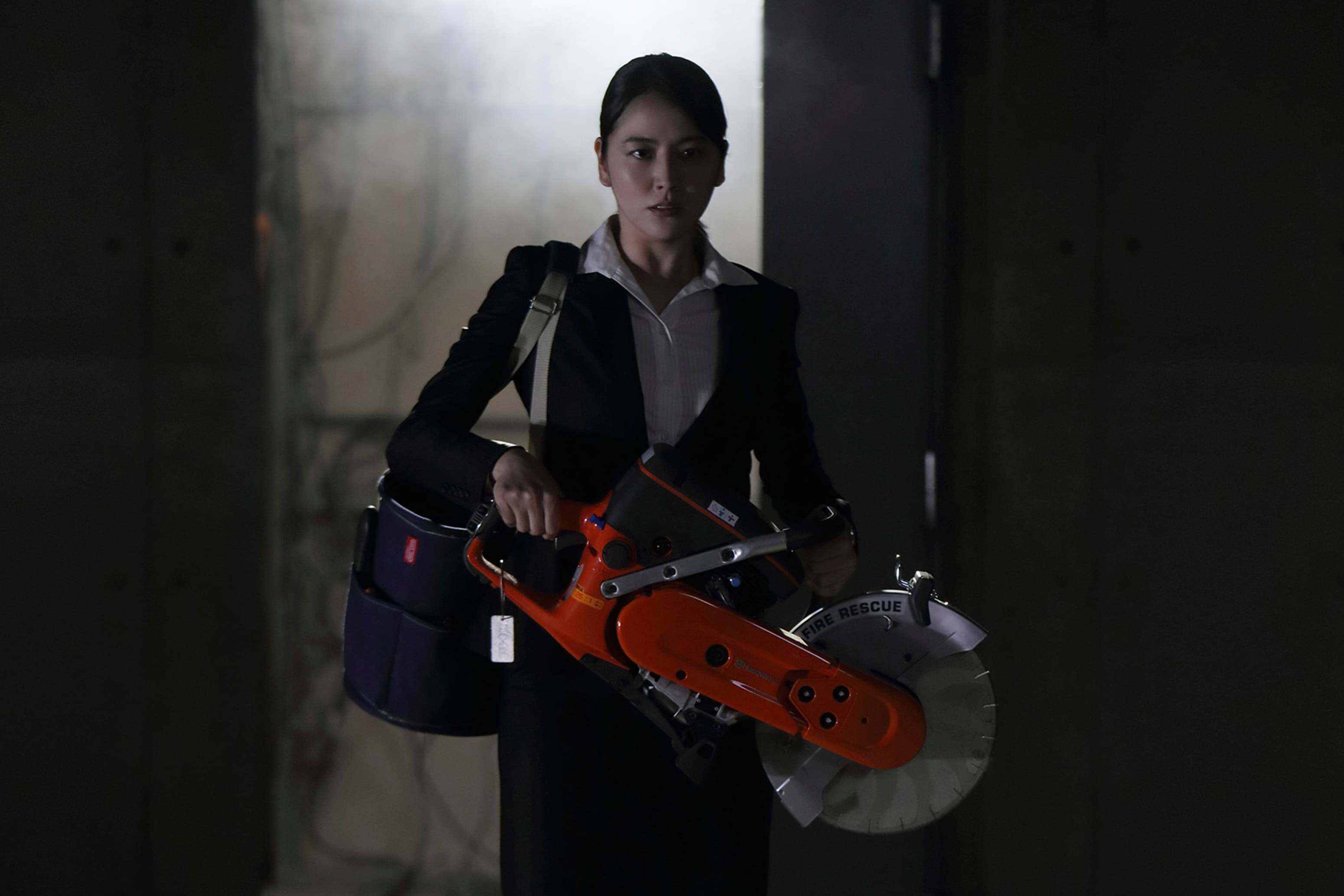 長澤雅美在《新．超人力霸王》飾演分析官，掄起電鋸救援男主角齋藤工。（野獸國提供）