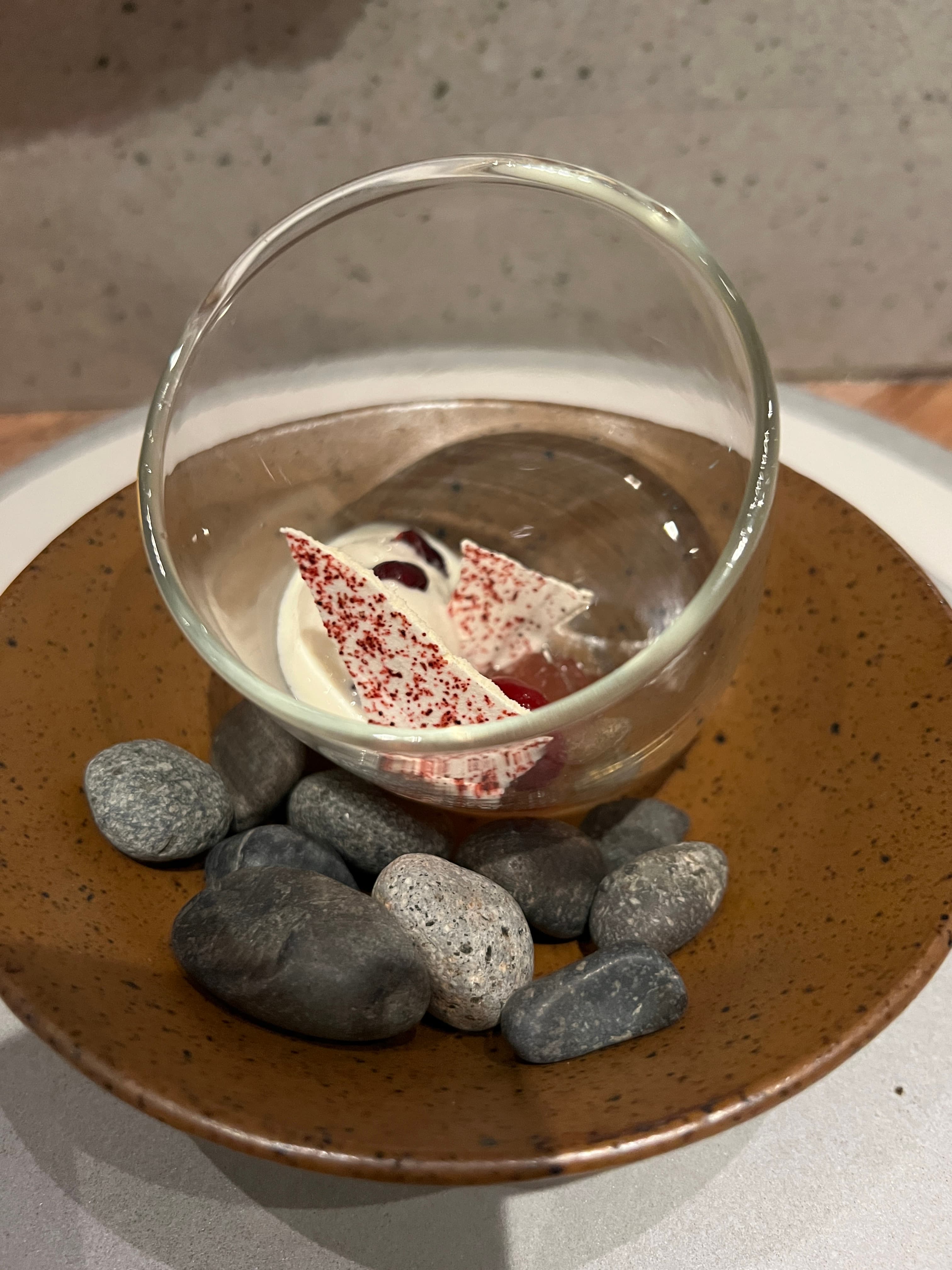前甜點是煙燻冰淇淋搭配蛋白霜片，風味平衡。