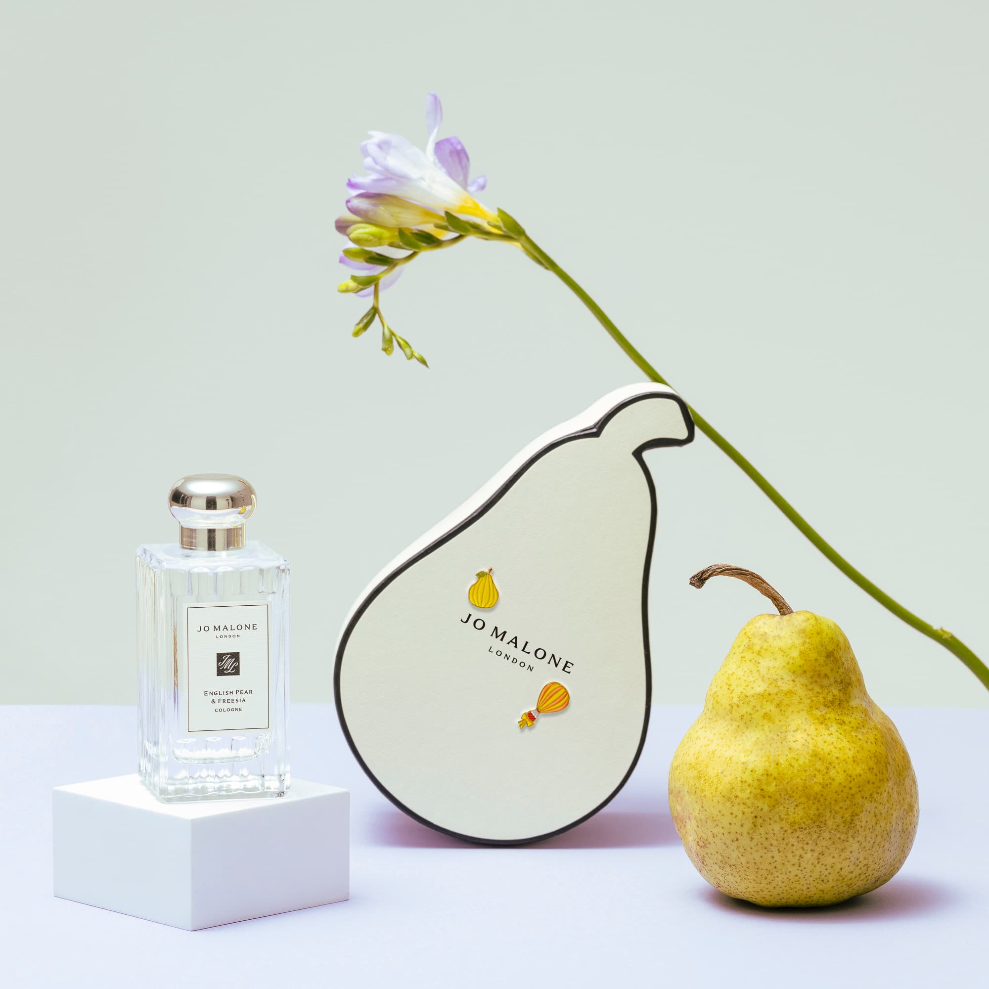 限量威廉梨形盒包裝和限量別緻胸章。(Jo Malone London提供)