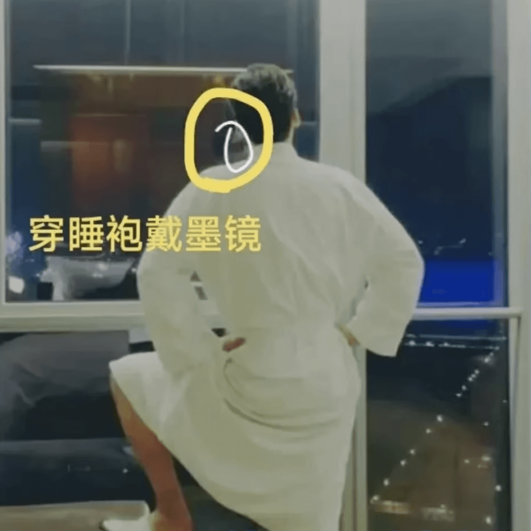 李易峰遭爆戴墨鏡打P,網搜出他大半夜穿浴袍、戴墨鏡的照片。(翻攝自一只吐槽圓瓶頻道)