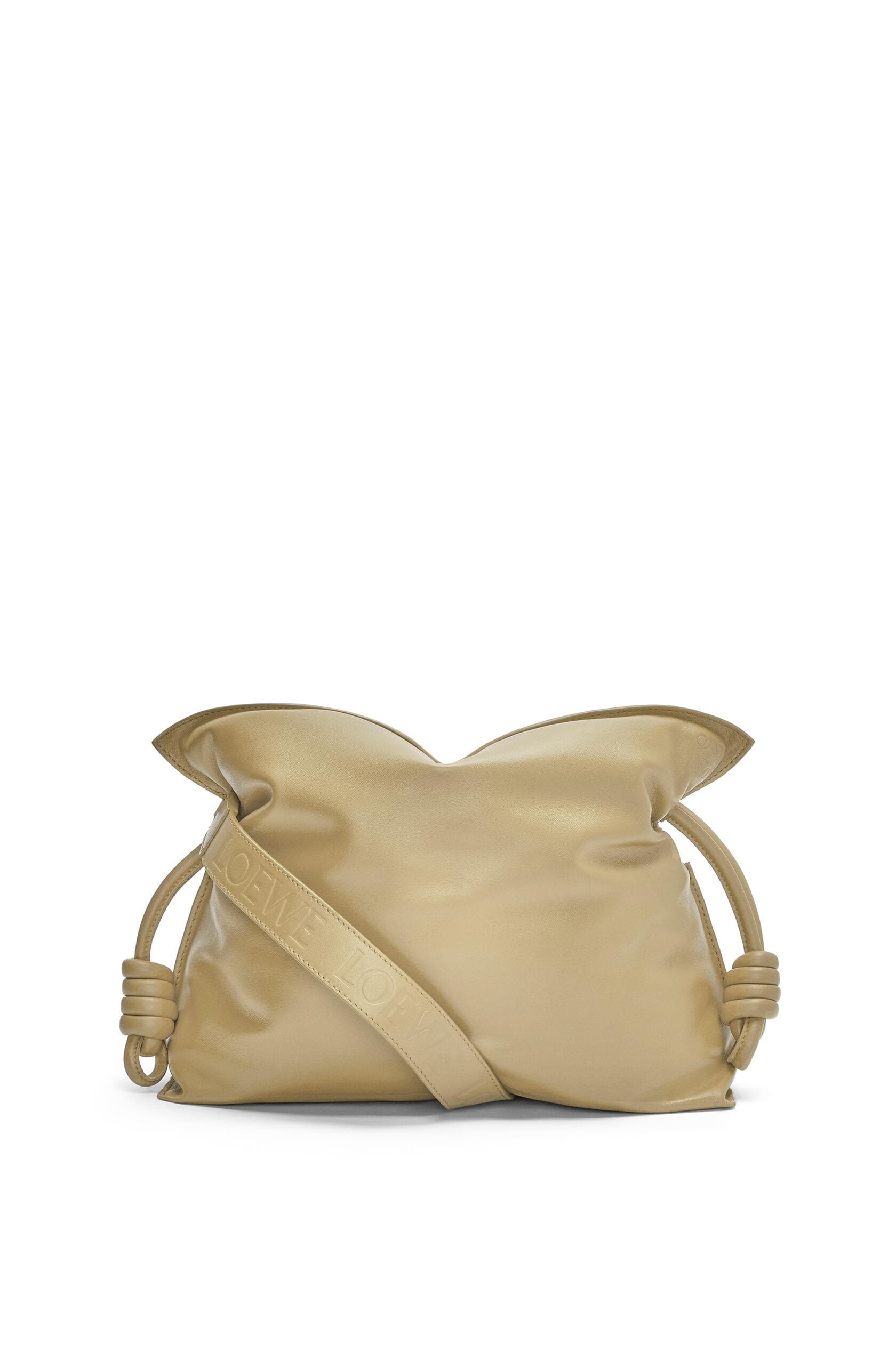 Flamenco Puffer卡其綠納帕小羊皮手拿包 NT$97,000 LOEWE。(LOEWE提供)