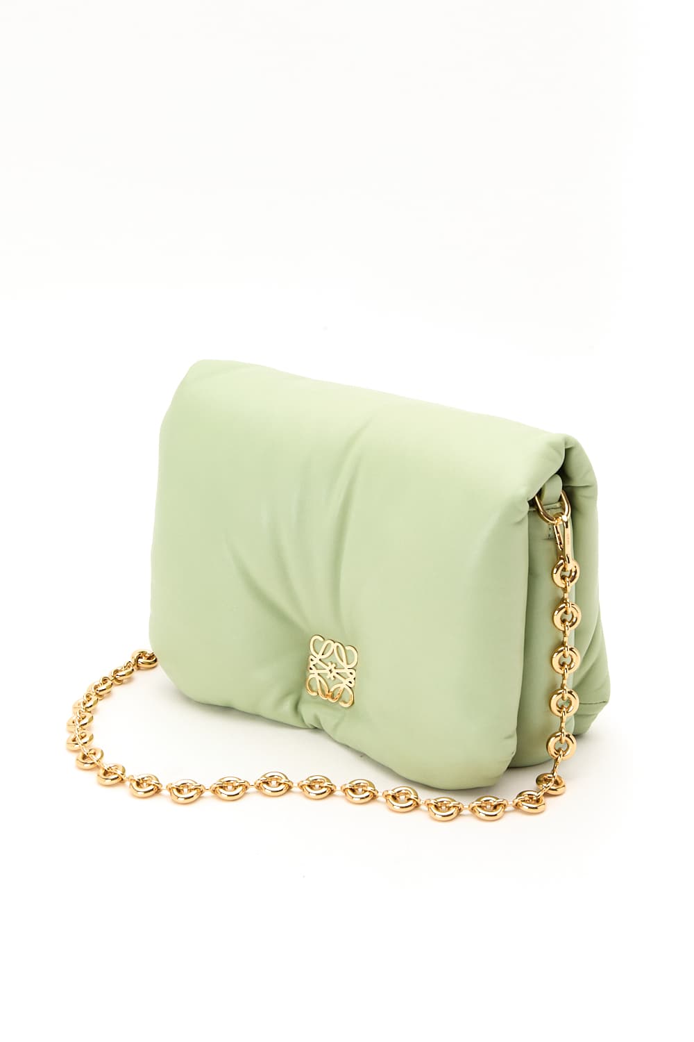 Goya Puffer嫩綠色納帕小羊皮肩背包 NT$113,000 LOEWE。(LOEWE提供)
