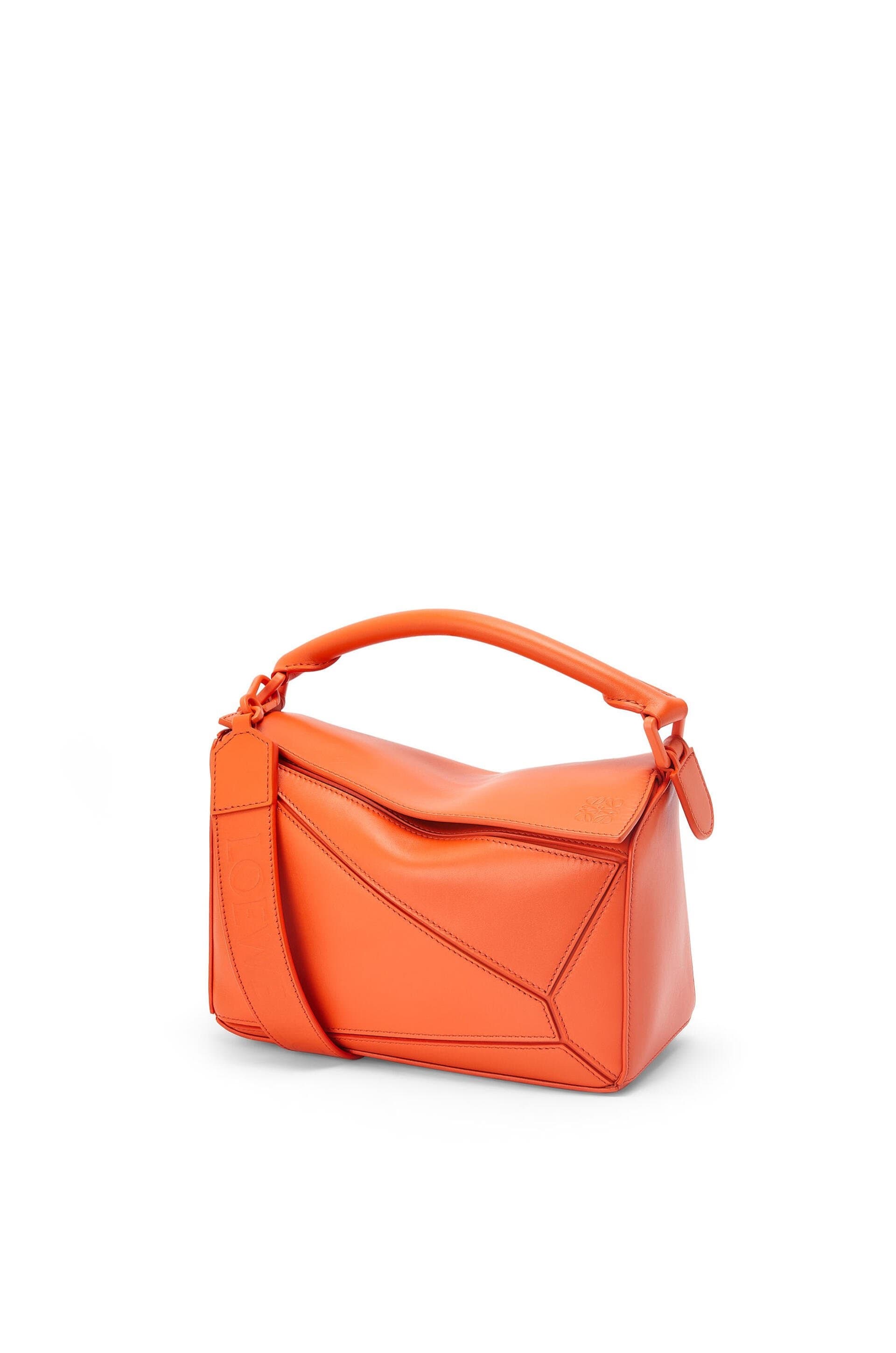 Puzzle Solid小型橙花橘小牛皮肩背提包 NT$104,000 LOEWE。(LOEWE提供)