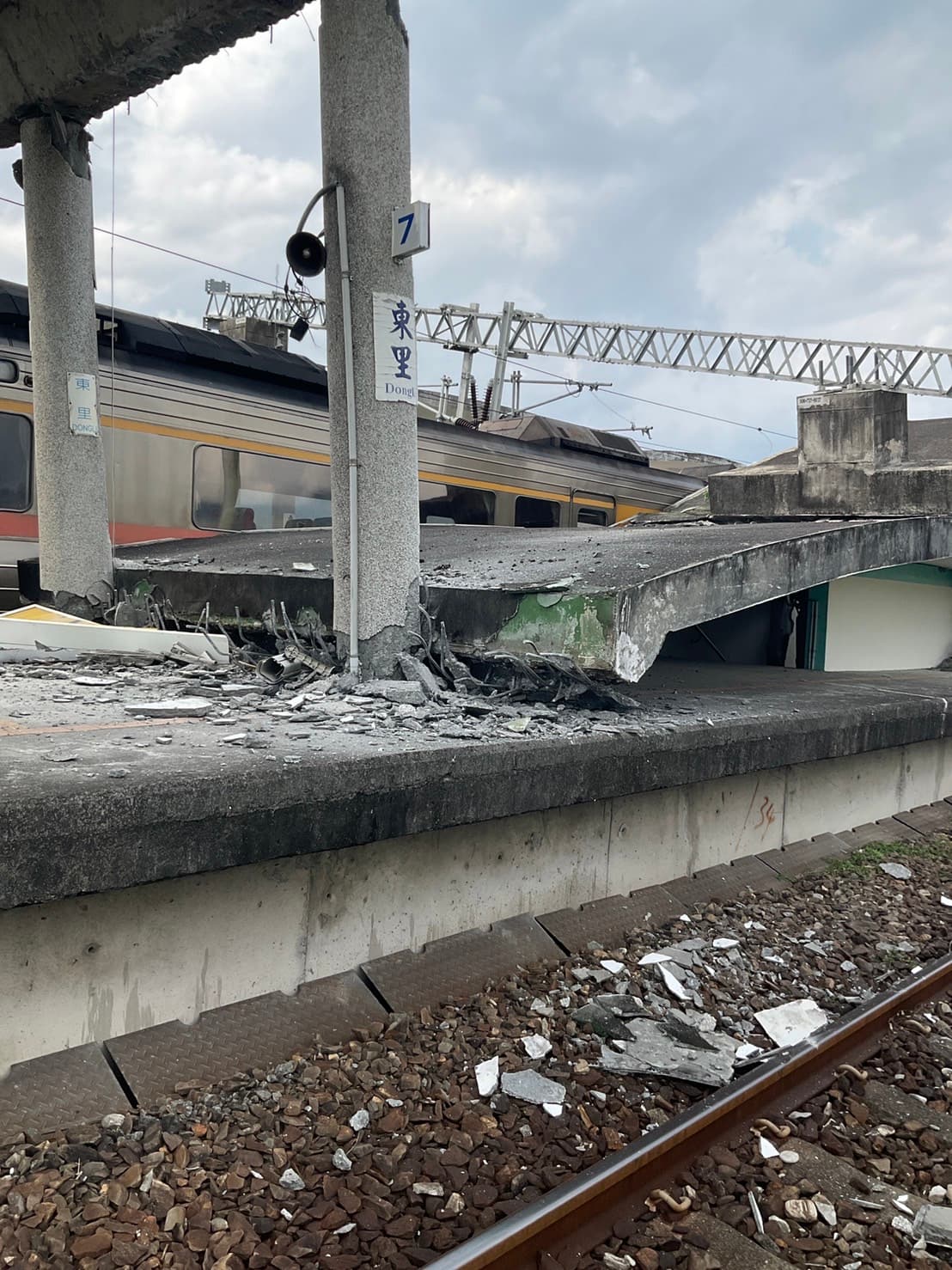 台鐵東里車站的月台屋頂坍塌,列車被砸中導致傾斜。(翻攝畫面)