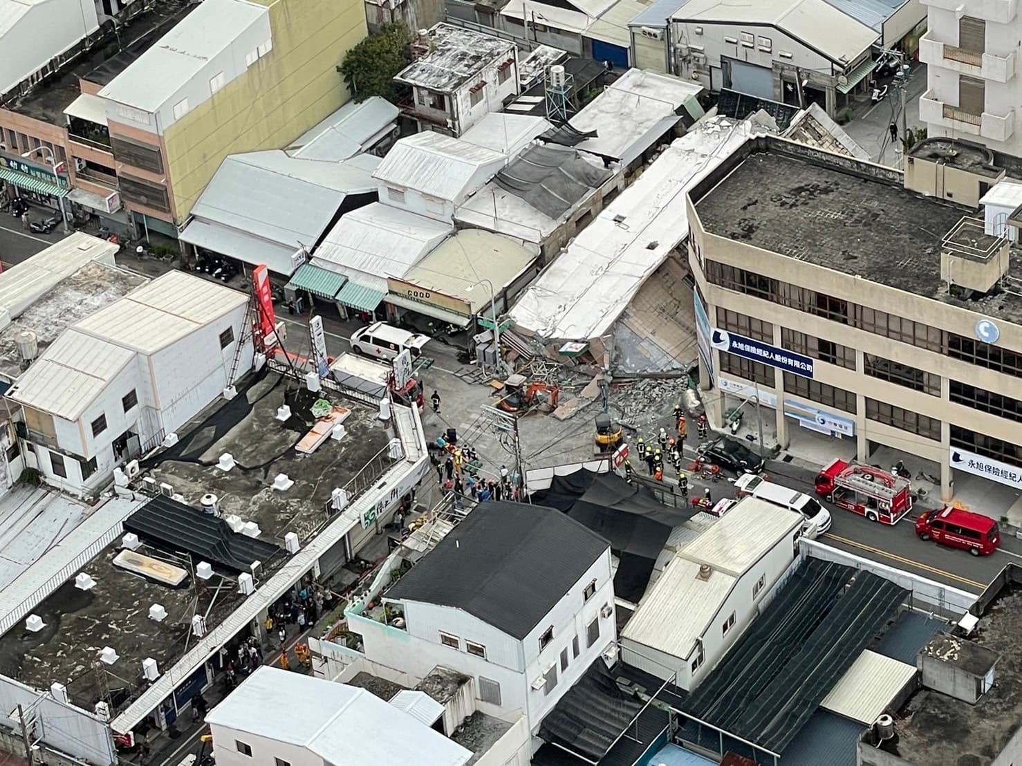 台東強震影響,花蓮地區災情頻傳,玉里更有整排連棟樓房倒塌。(消防署提供)