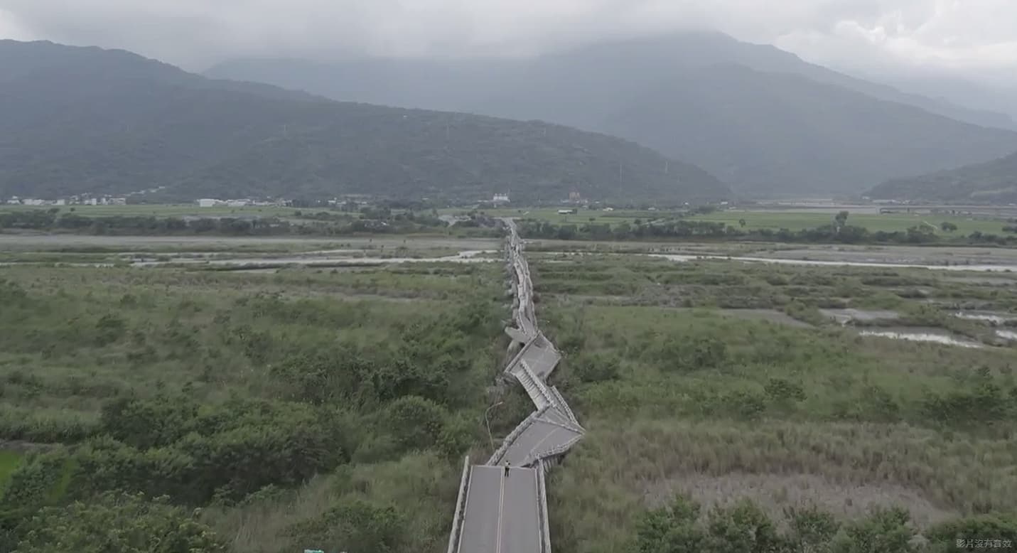 高寮大橋橋墩遭震垮,橋面向左右傾倒呈波浪狀。(邱銘隆提供)