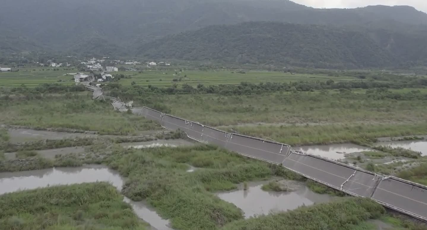花蓮高寮大橋遭地震震垮橋墩、橋面斷裂。(邱銘隆提供)