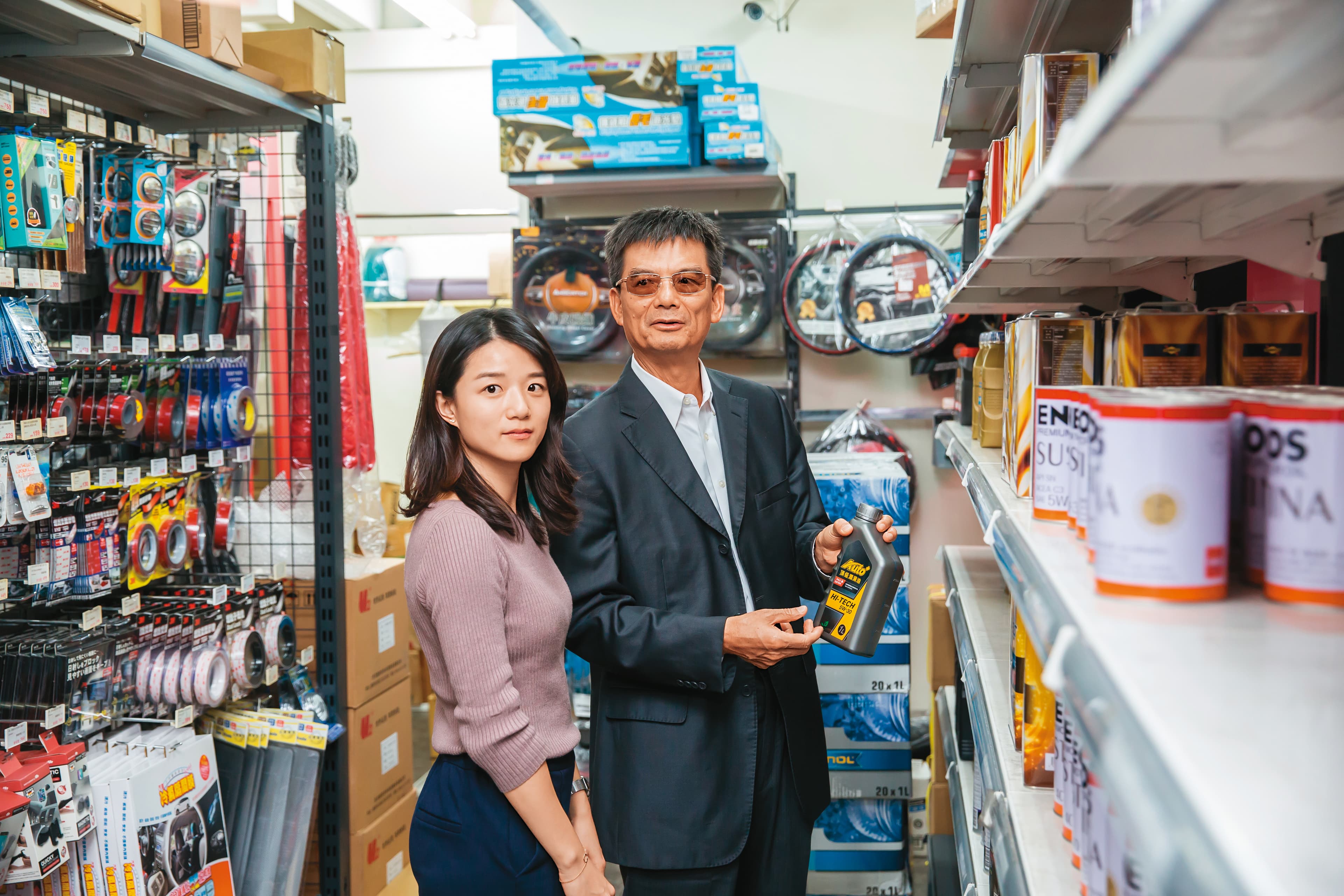歷經小黃霸主林村田(右)10多年的接班磨練,大女兒林念臻(左)順利接棒掌大車隊。