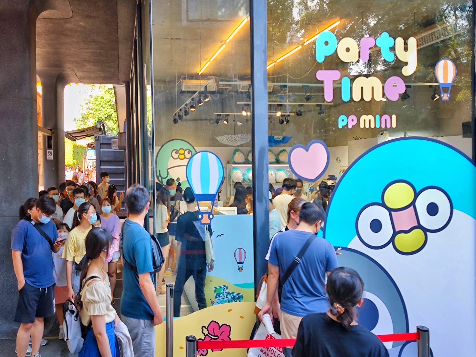 「PP mini小小企鵝」在全台設置多間實體快閃店,不少粉絲排隊購買周邊商品。(LINE提供)
