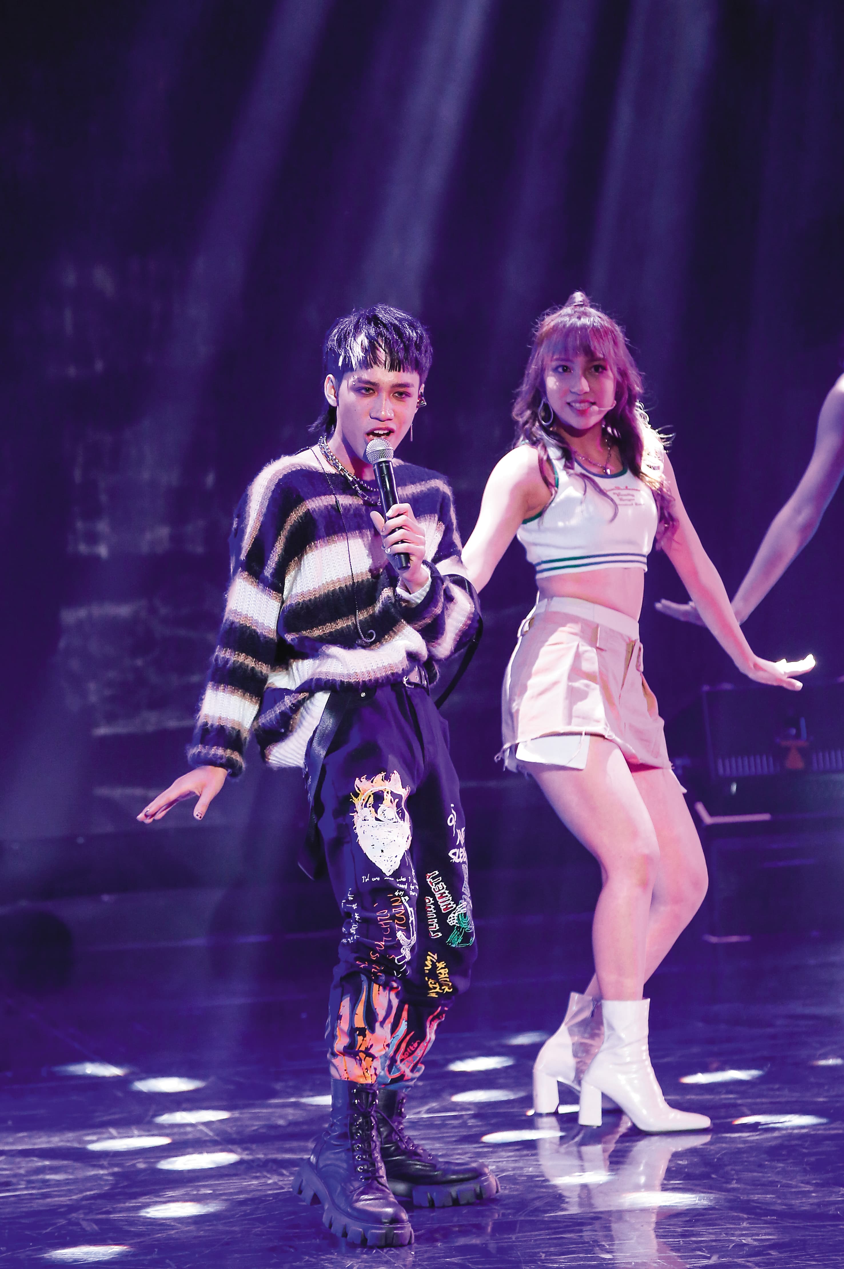 巴比在原子少年演唱會上表演個人新曲〈你說的都對〉,開全麥唱跳,全場尖叫聲不斷。