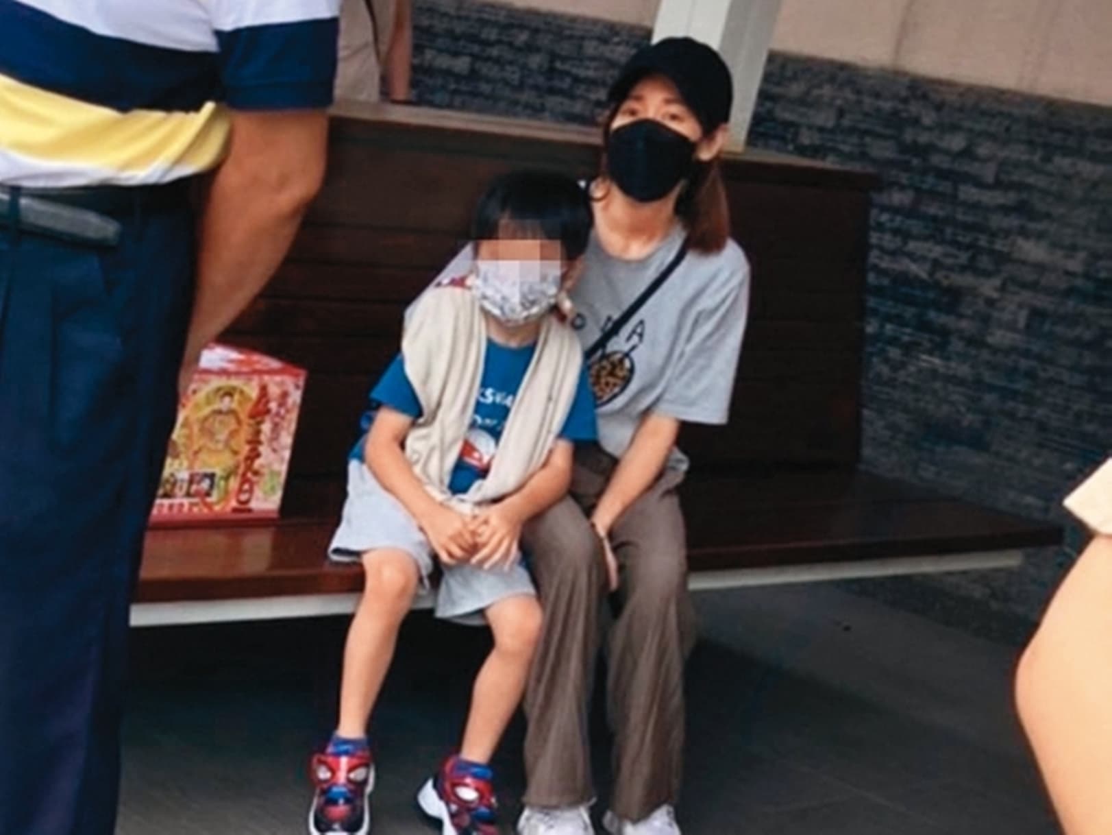 今年四月,周幼婷隻身接女兒放學後,一路步行回家。(讀者提供)