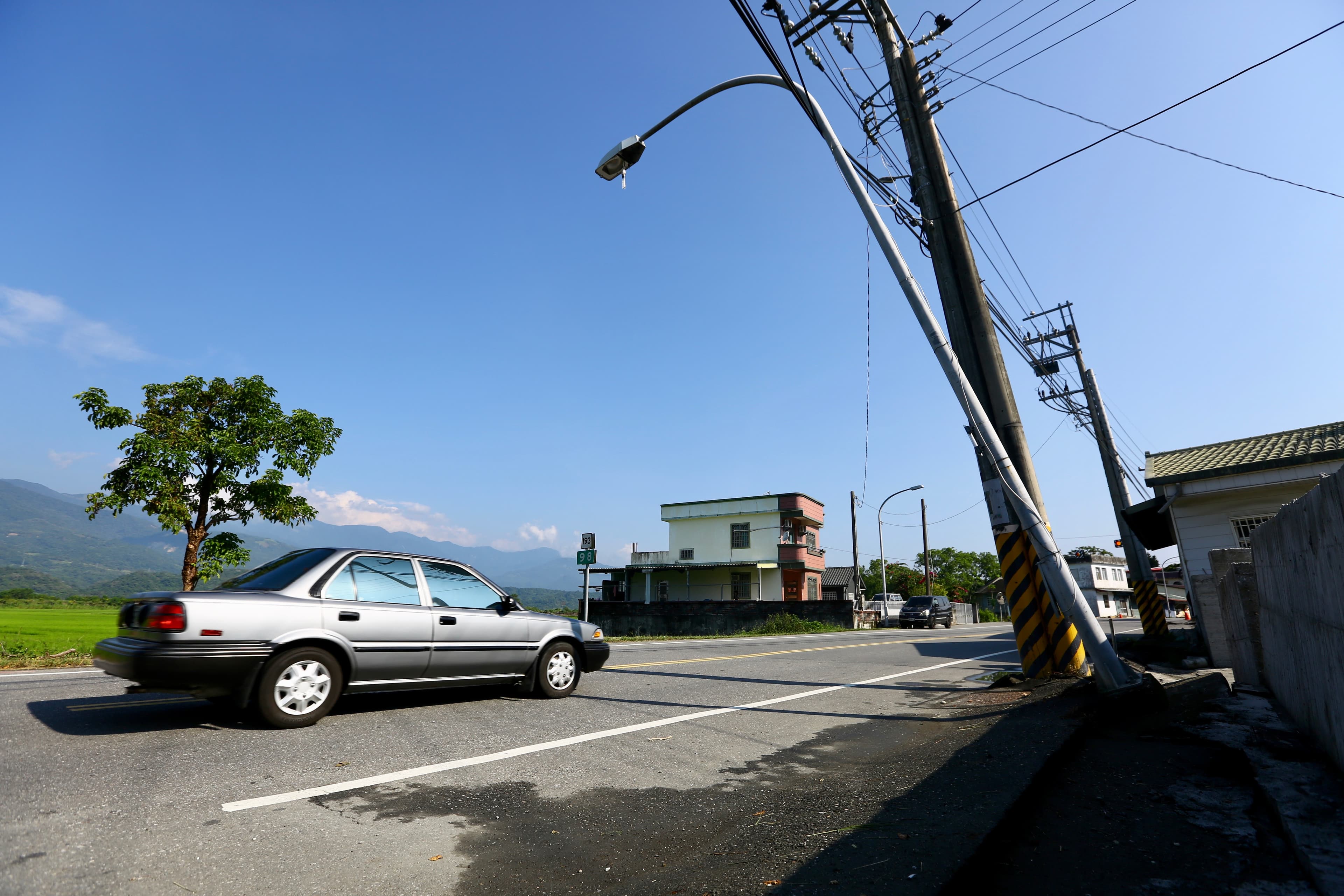昨日地震,花蓮松浦里街道出現電線桿傾斜。